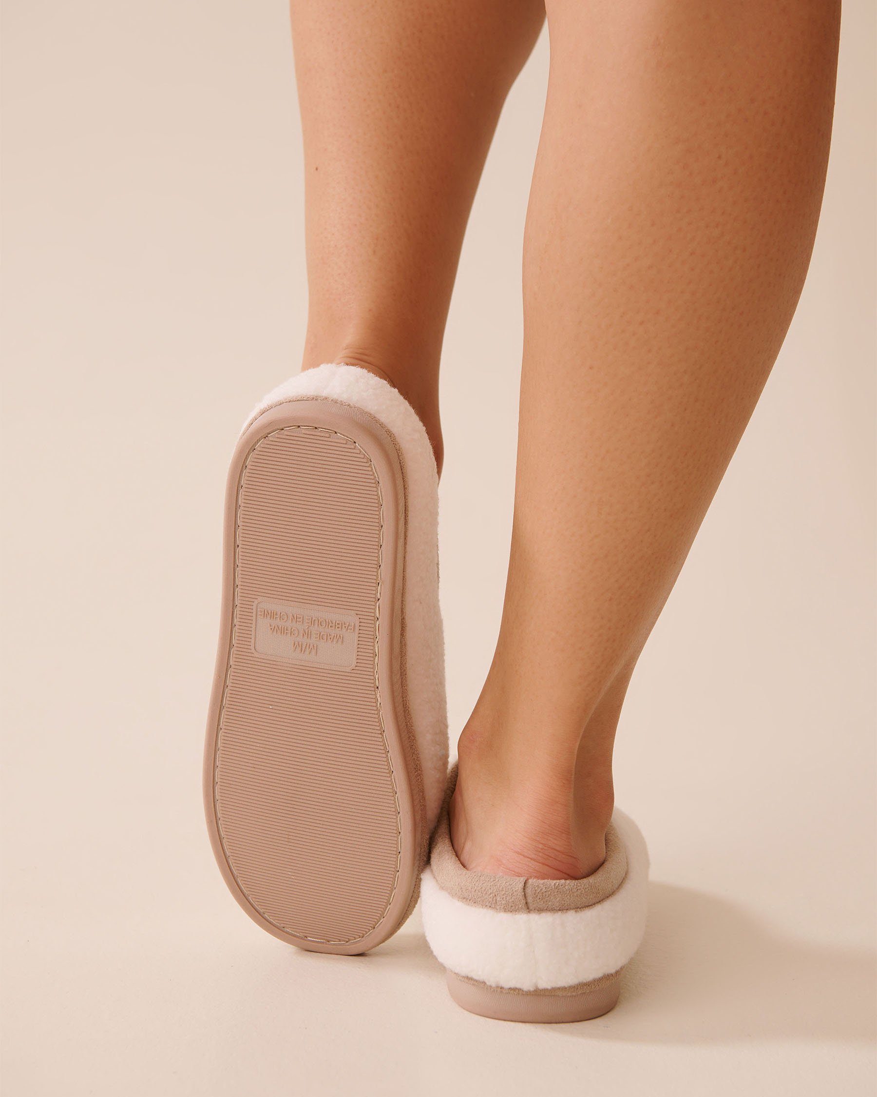 LA VIE EN ROSE Curly Fur Slippers White 40700422 - View3