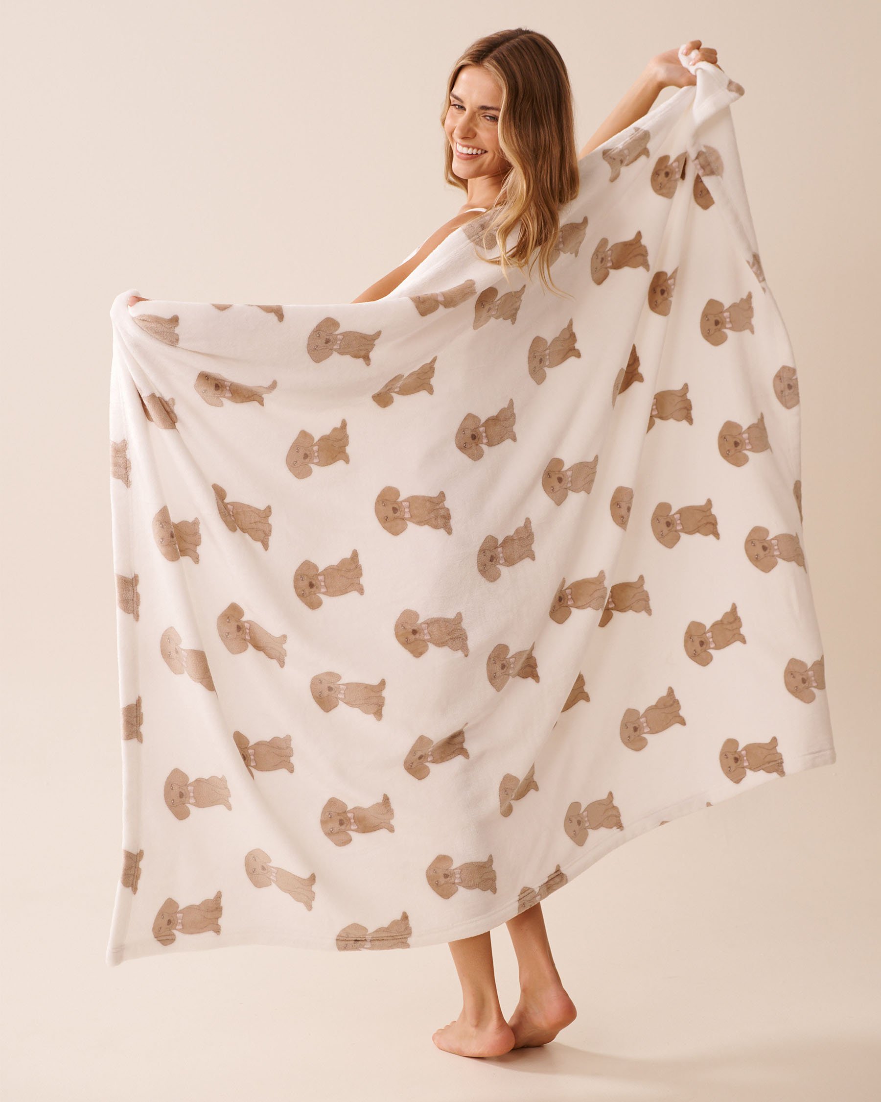 LA VIE EN ROSE Dachshund Print Soft Plush Blanket White/Dachshunds 40700415 - View3