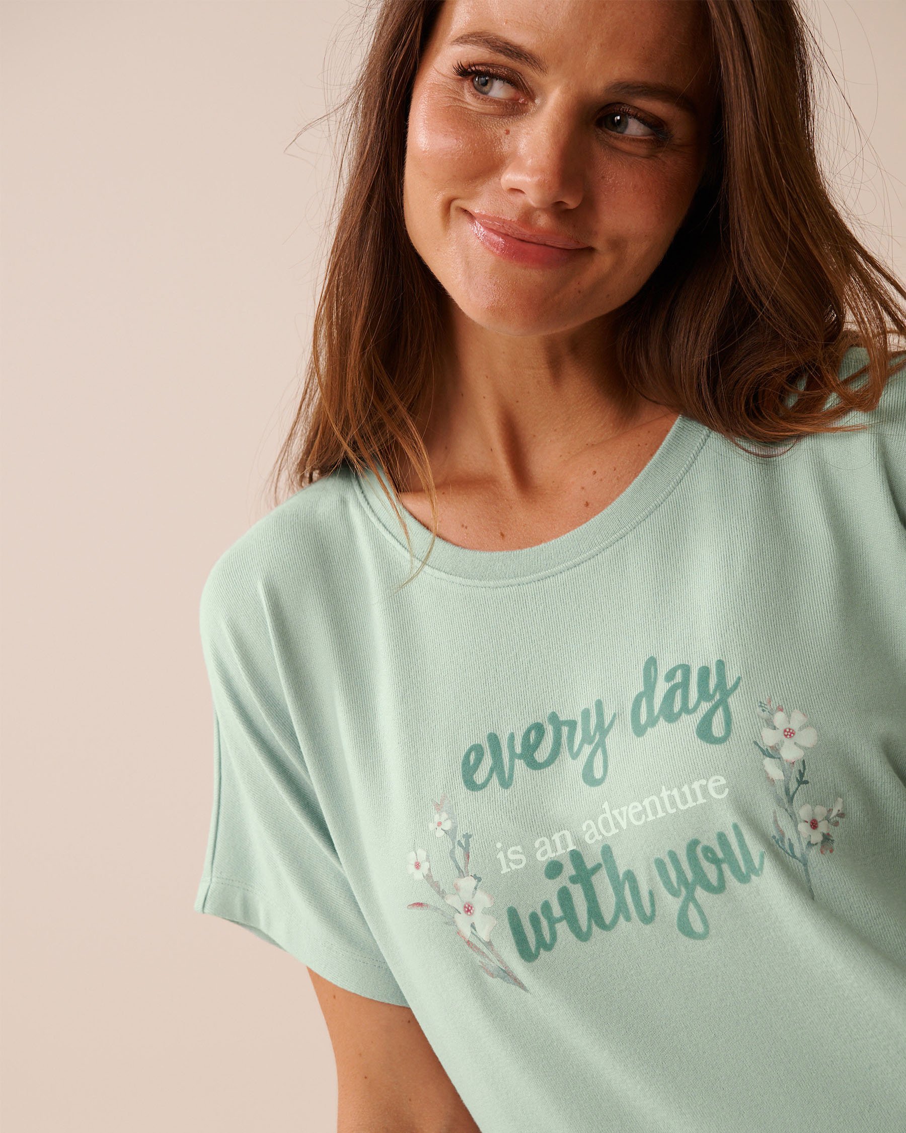 LA VIE EN ROSE T-shirt en fibres recyclées imprimé floral Vert sauge 40100775 - Voir3