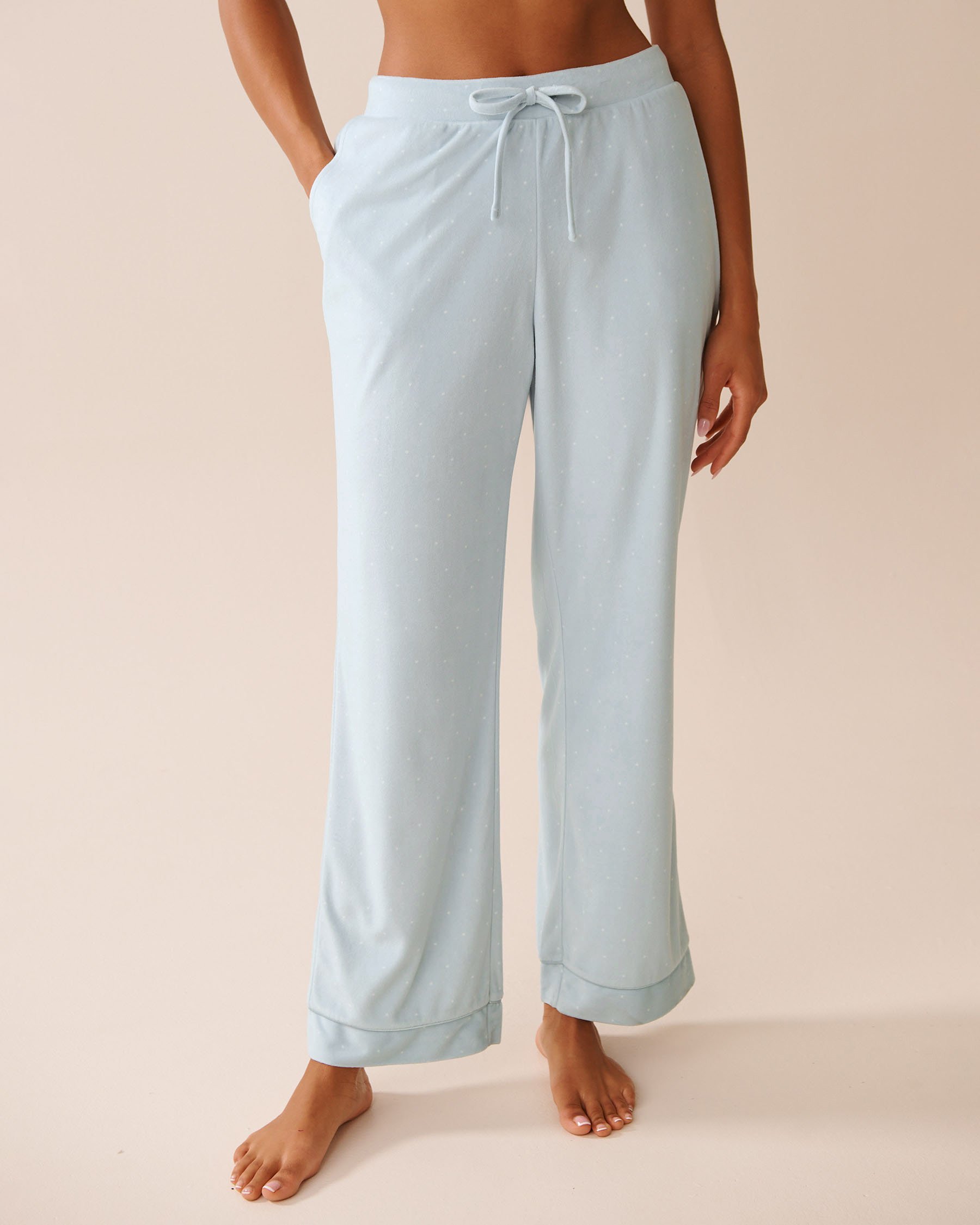 LA VIE EN ROSE Ensemble pyjama en velours doux à pois Pois bleus pastel 40400086 - View4