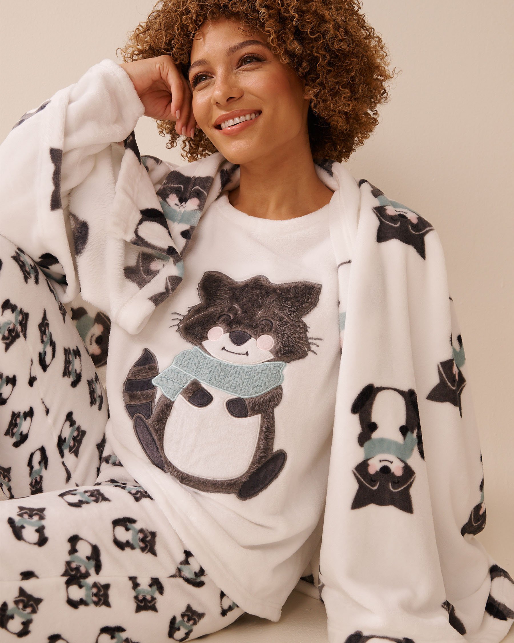 LA VIE EN ROSE Raccoon Print Soft Plush Blanket White/Raccoons 40700415 - View2