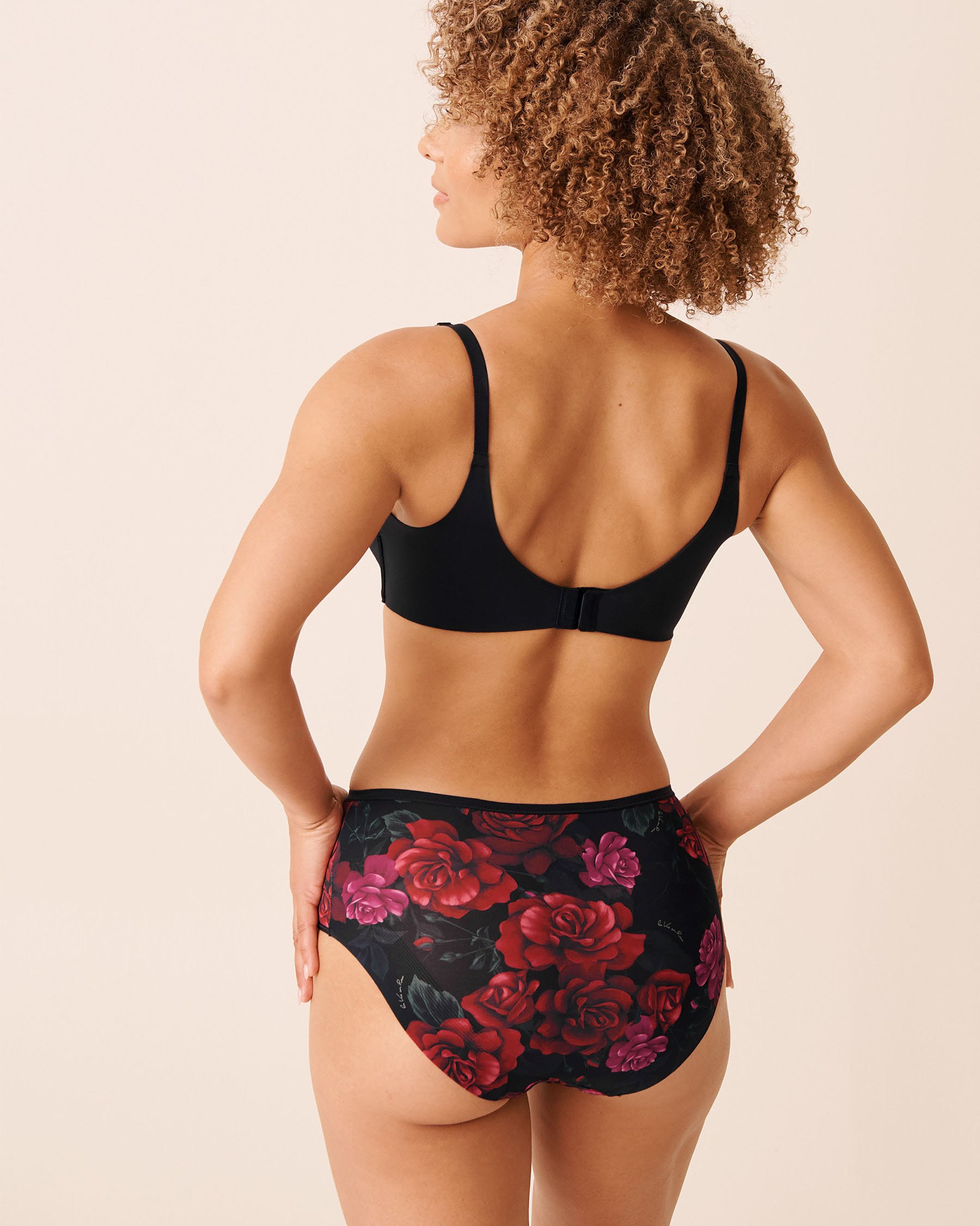 LA VIE EN ROSE Soutien-gorge doublure légère sans armatures dos lisse Noir/Roses rouges 10200558 LA VIE EN ROSE Soutien-gorge doublure légère sans armatures dos lisse Noir/Roses rouges 10200558 - View2