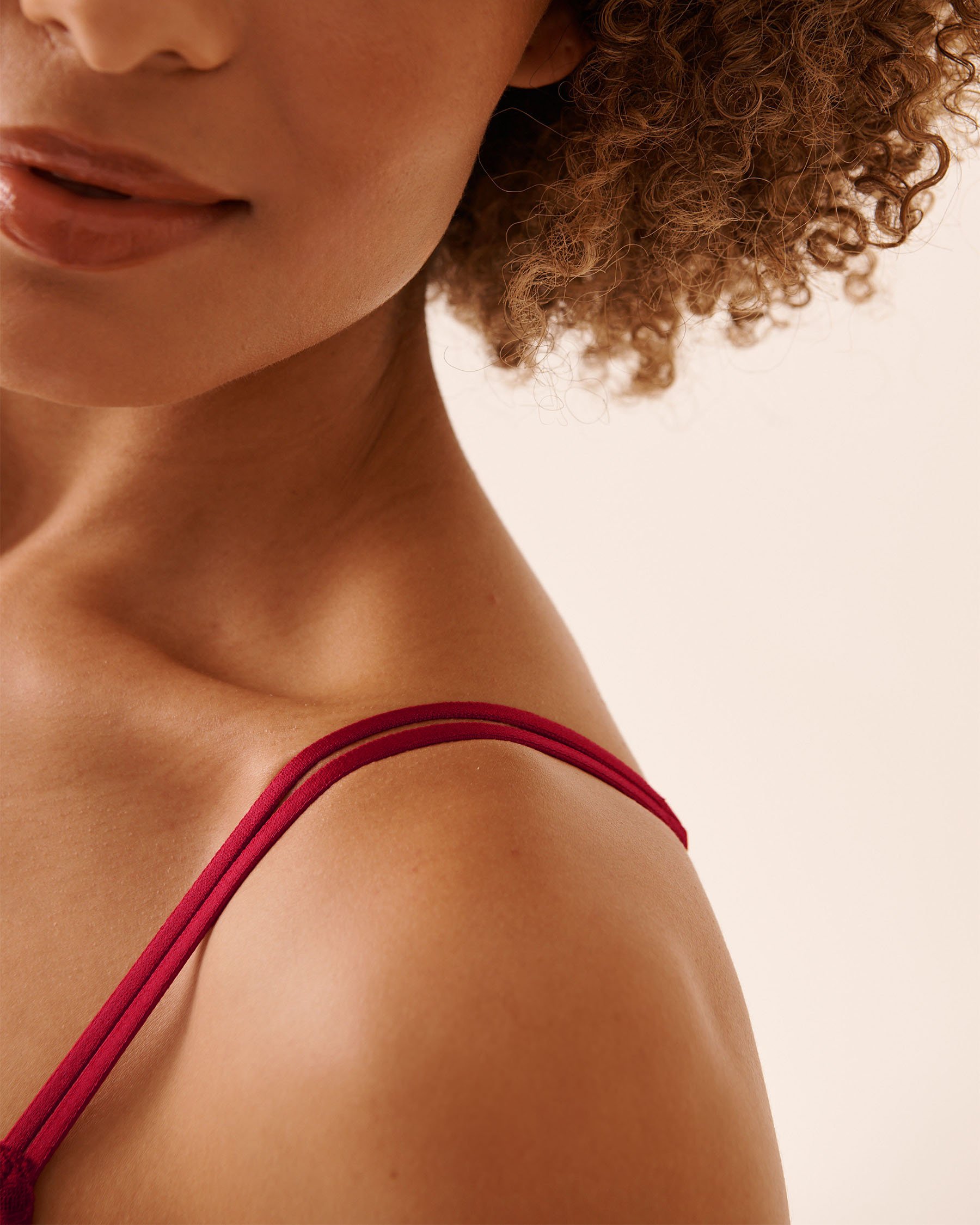 LA VIE EN ROSE Front Closure Floral Lace and Ruffle Bralette Merry Red 10100197 - View3