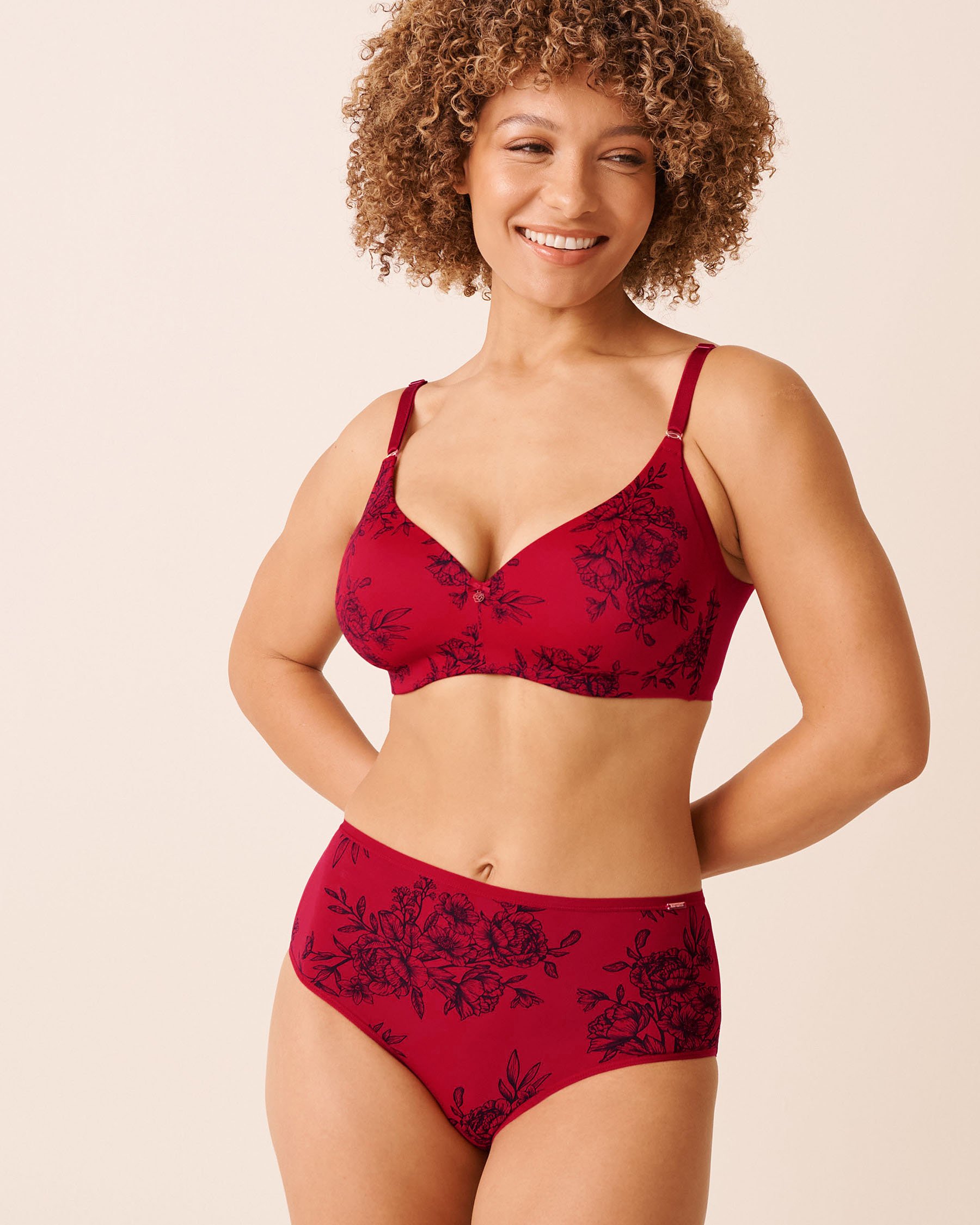 LA VIE EN ROSE Soutien-gorge doublure légère sans armatures dos lisse Fleurs rouges et noires 10200549 LA VIE EN ROSE Soutien-gorge doublure légère sans armatures dos lisse Fleurs rouges et noires 10200549 - View1