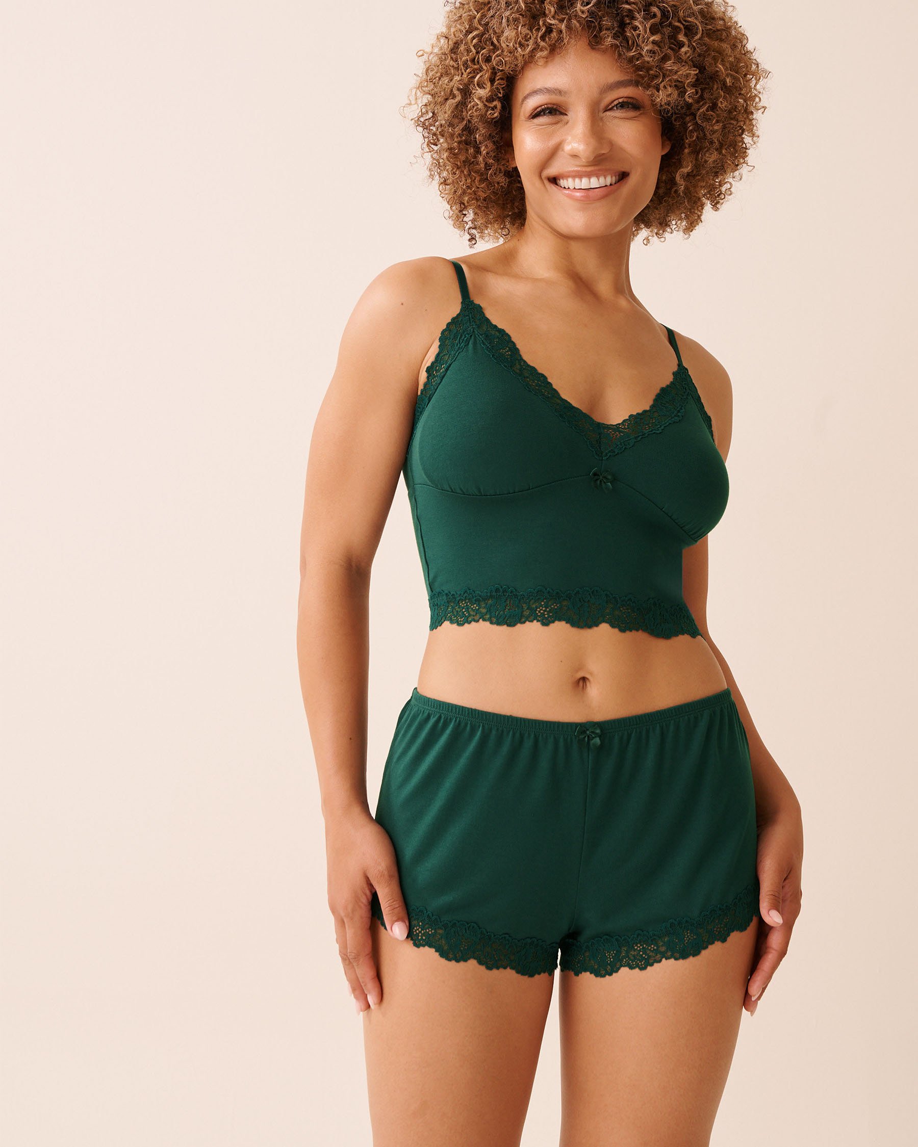LA VIE EN ROSE Camisole courte en modal avec bordures en dentelle Vert sapin 60100164 LA VIE EN ROSE Camisole courte en modal avec bordures en dentelle Vert sapin 60100164 - View1
