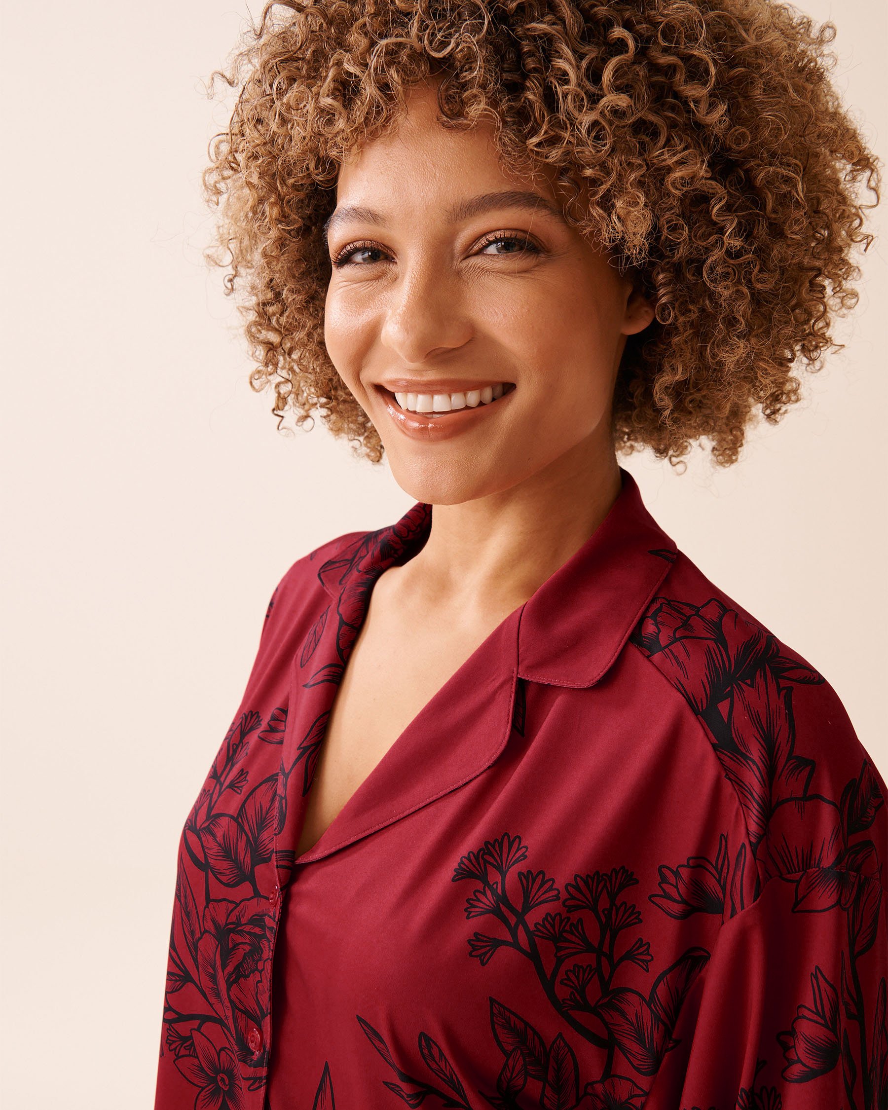 LA VIE EN ROSE Crimson Bloom Recycled Fibers Lace Trim Button-down Shirt Crimson Bloom 60100166 LA VIE EN ROSE Crimson Bloom Recycled Fibers Lace Trim Button-down Shirt Crimson Bloom 60100166 - View3