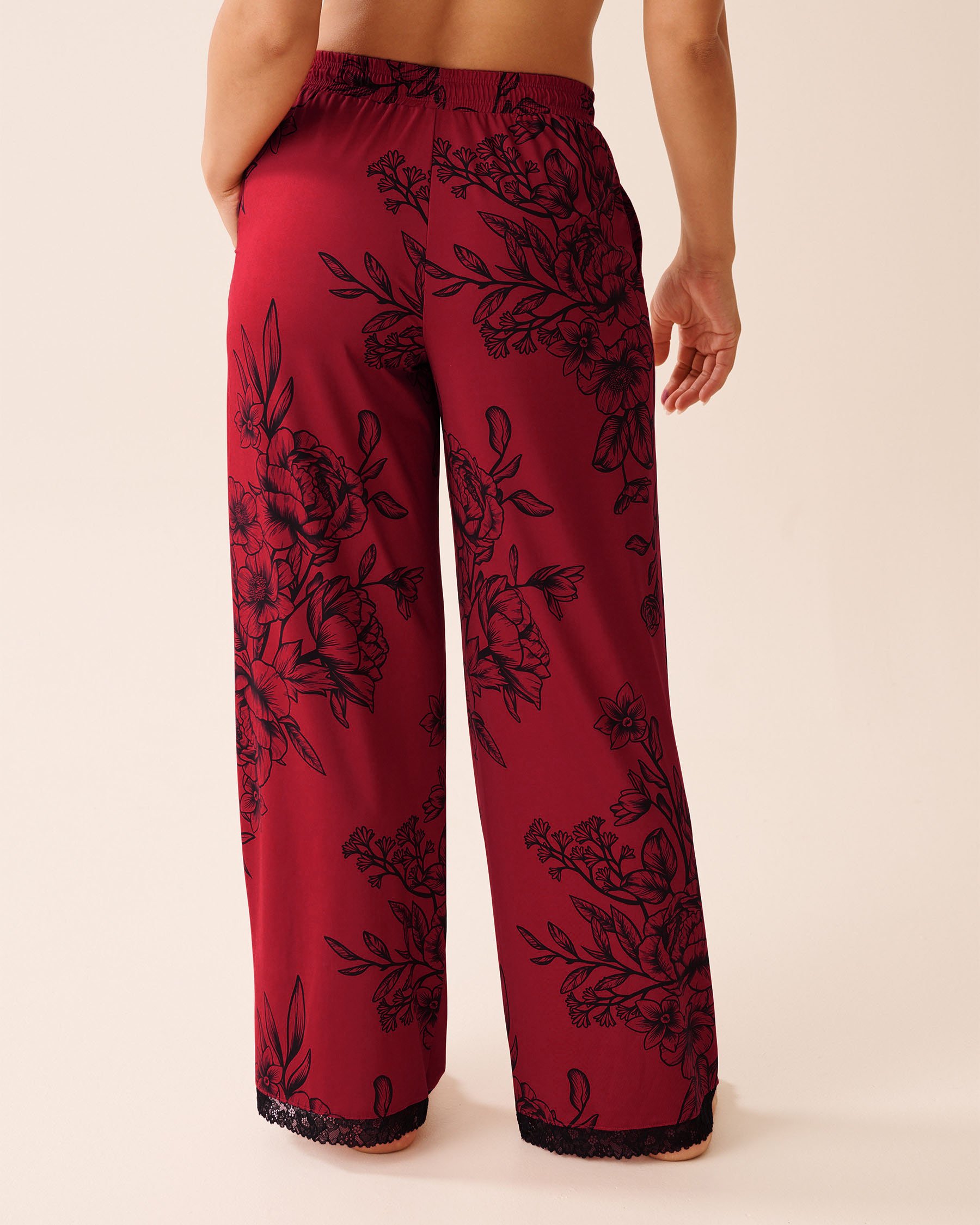 LA VIE EN ROSE Pantalon bordure en dentelle en fibres recyclées fleurs rouges et noires Fleurs rouges et noires 60200160 LA VIE EN ROSE Pantalon bordure en dentelle en fibres recyclées fleurs rouges et noires Fleurs rouges et noires 60200160 - View2