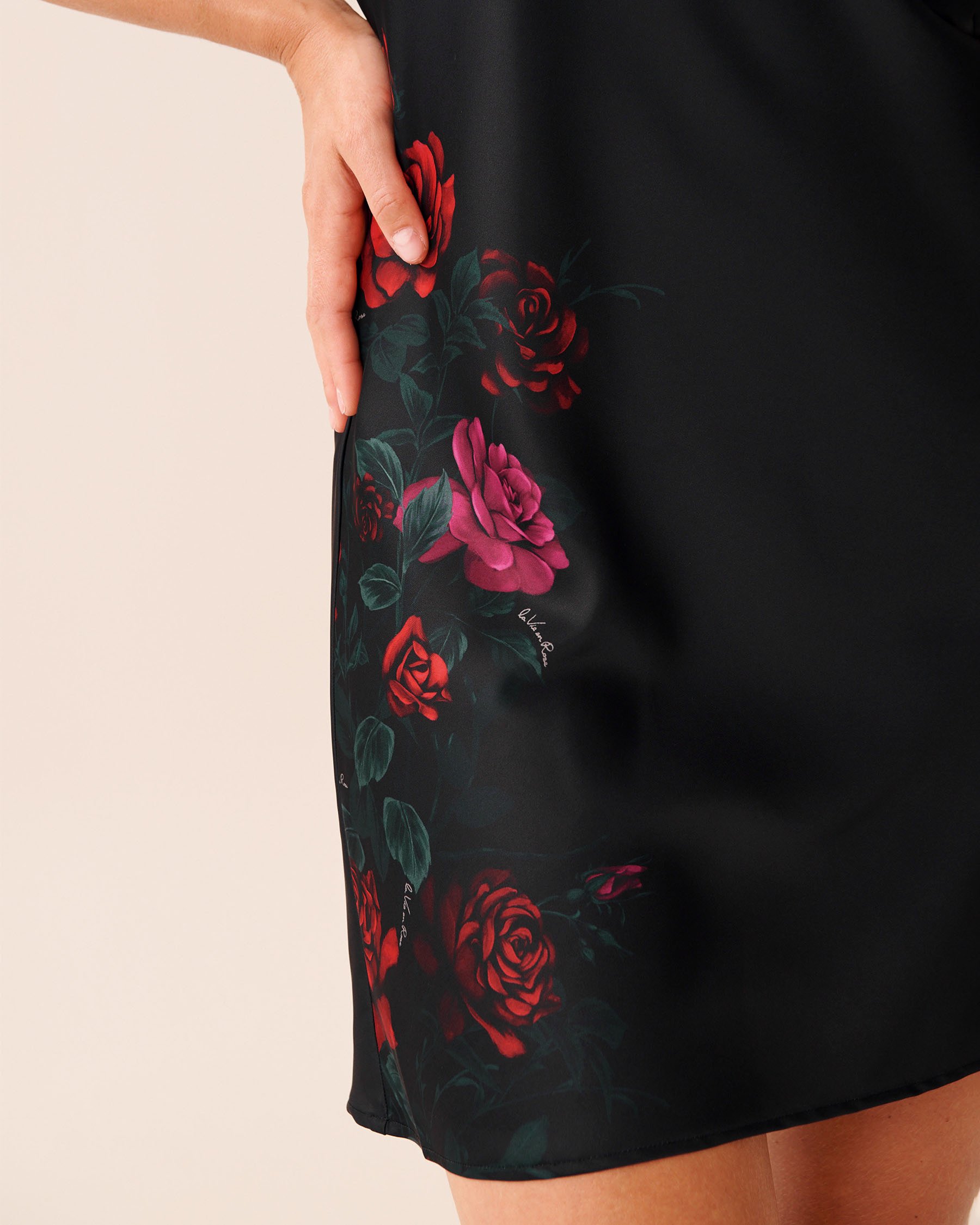 LA VIE EN ROSE Red Rose Print Satin Nightie Black/Red Roses 60500210 - View3