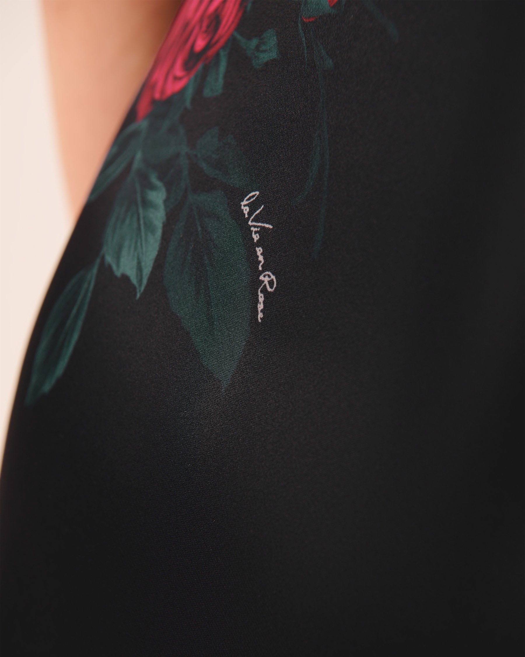 LA VIE EN ROSE Red Rose Print Satin Nightie Black/Red Roses 60500210 - View4