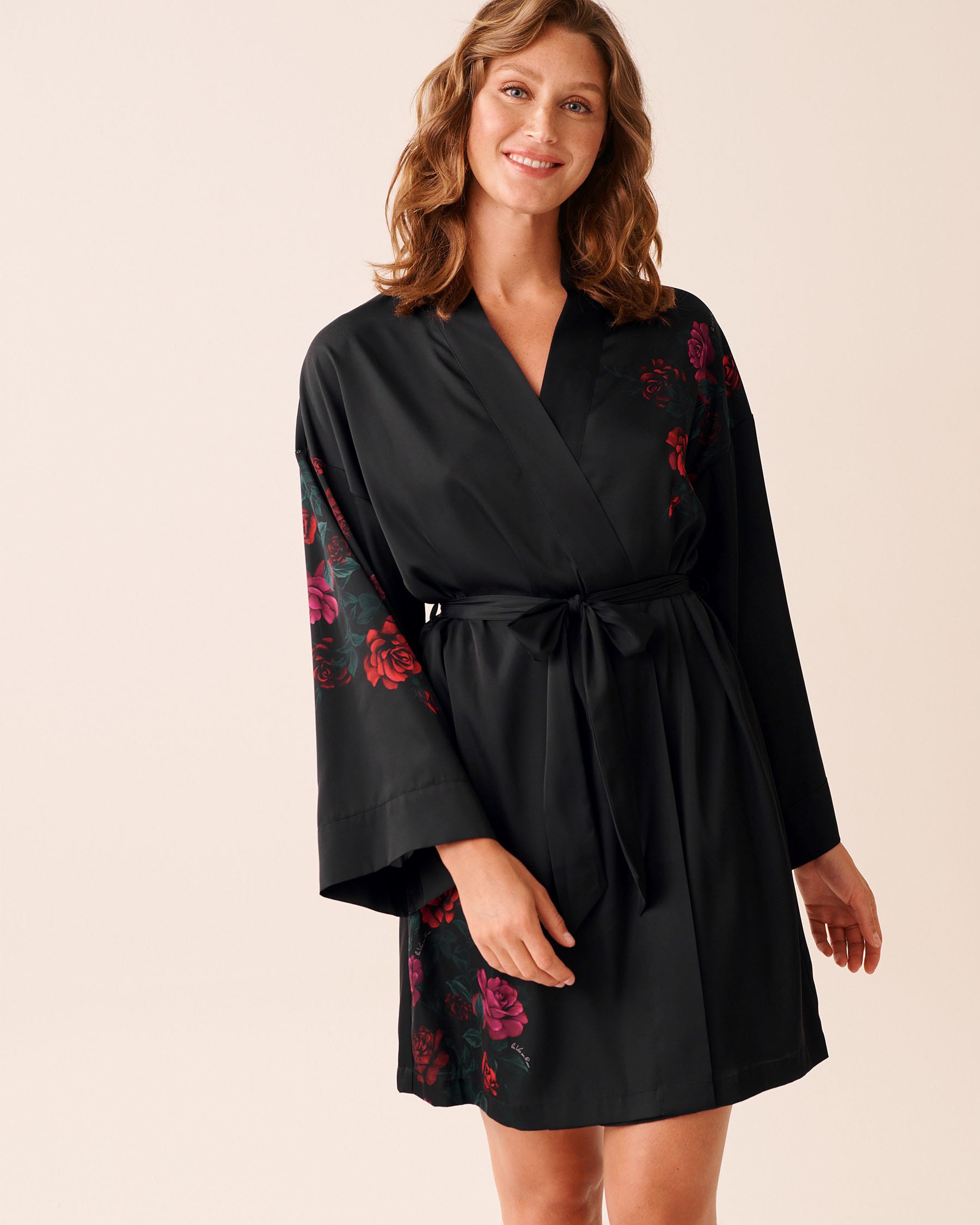 LA VIE EN ROSE Kimono en satin imprimé roses rouges Noir/Roses rouges 60600106 LA VIE EN ROSE Kimono en satin imprimé roses rouges Noir/Roses rouges 60600106 - View2