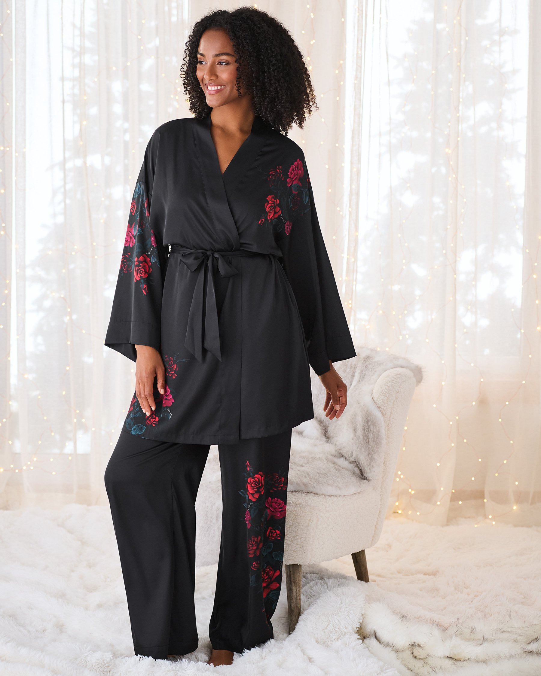 LA VIE EN ROSE Red Rose Print Satin Kimono Black/Red Roses 60600106 LA VIE EN ROSE Red Rose Print Satin Kimono Black/Red Roses 60600106 - View1