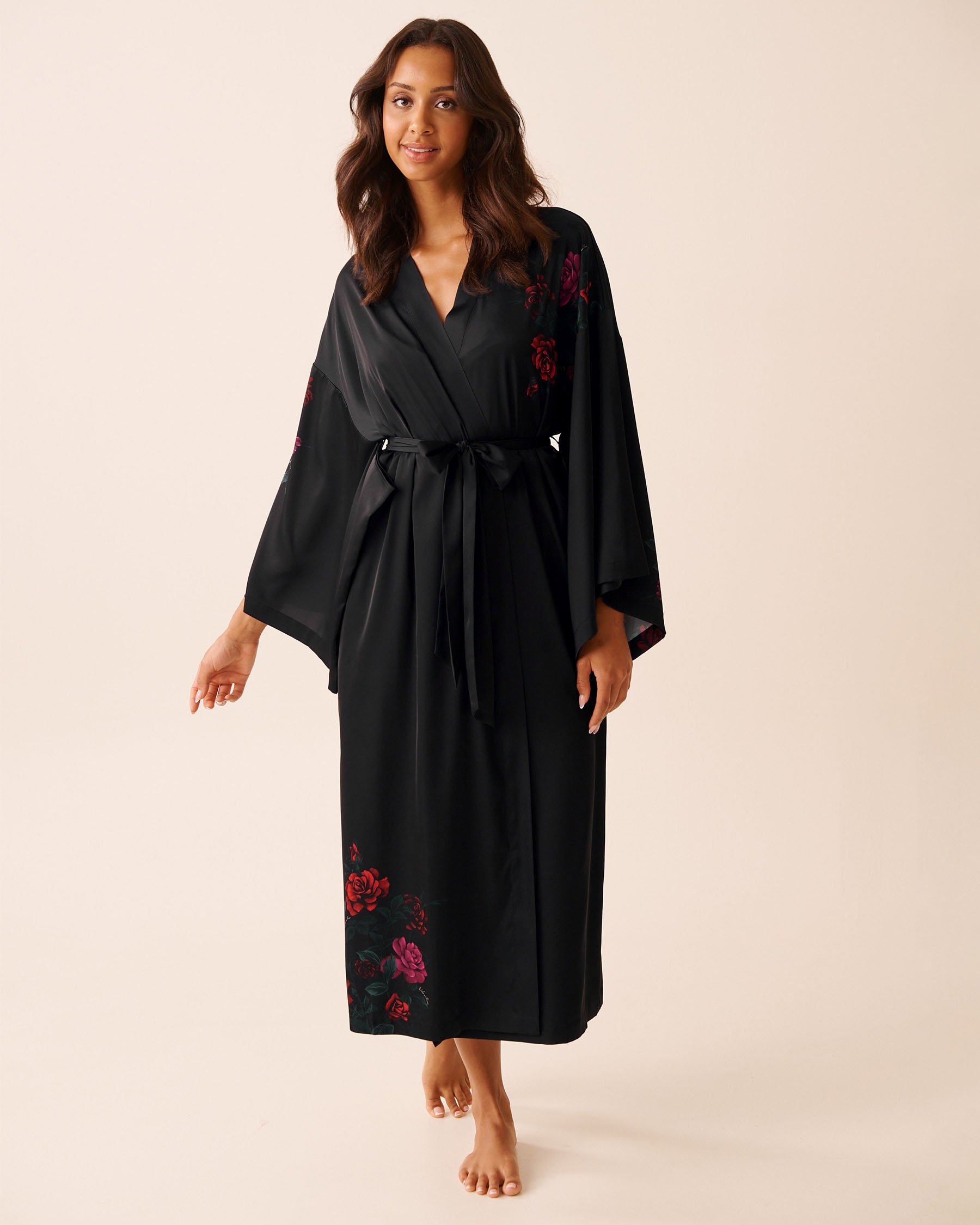 LA VIE EN ROSE Red Rose Print Long Satin Kimono Black/Red Roses 60600107 - View3