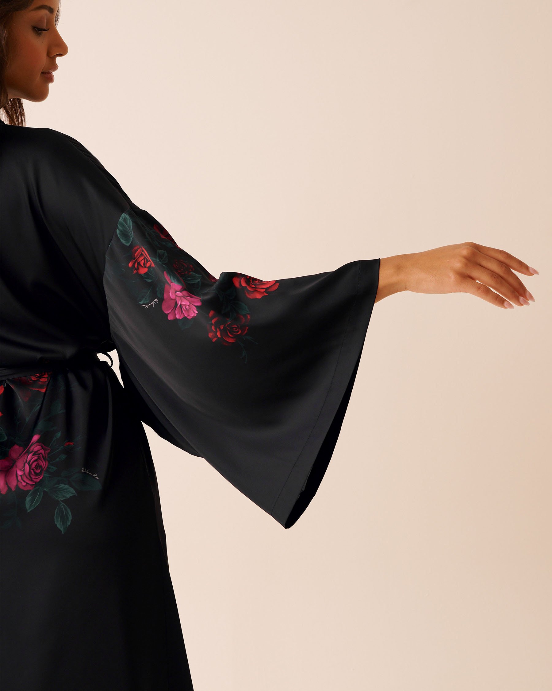 LA VIE EN ROSE Red Rose Print Long Satin Kimono Black/Red Roses 60600107 - View5