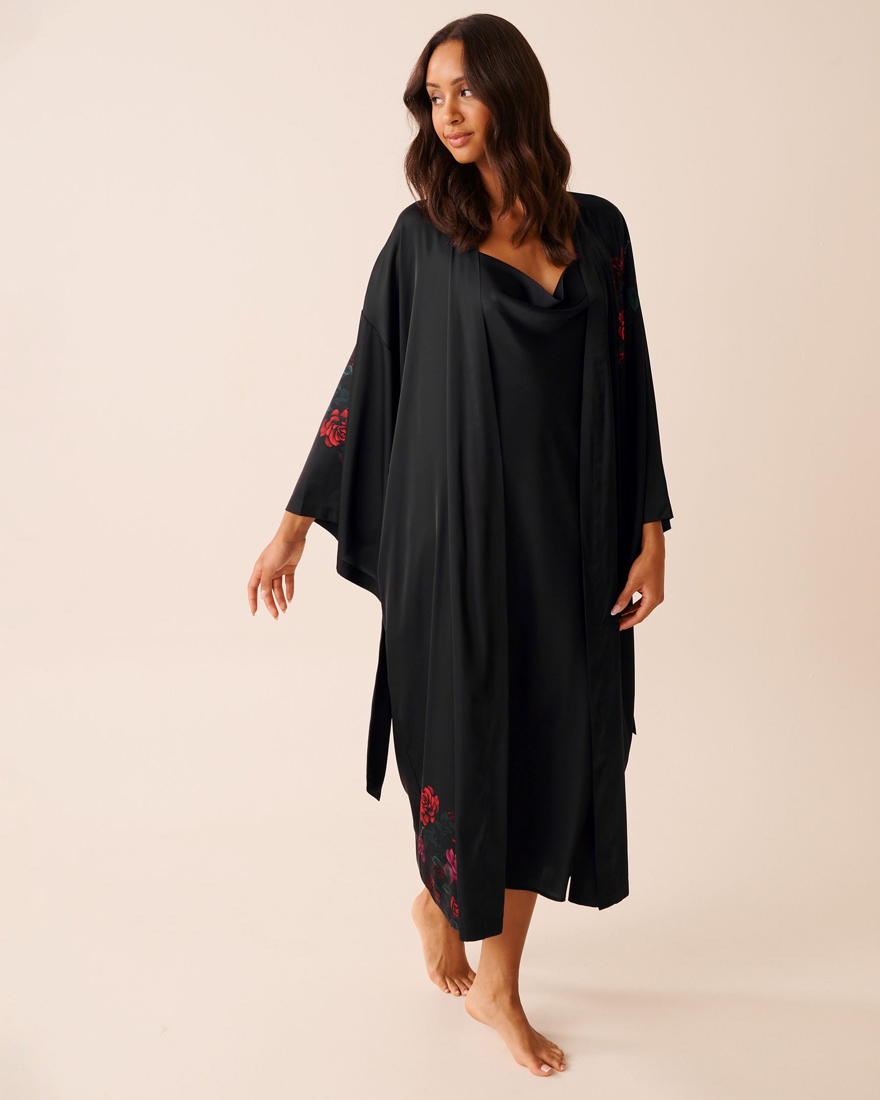 LA VIE EN ROSE Red Rose Print Long Satin Kimono Black/Red Roses 60600107 - View6