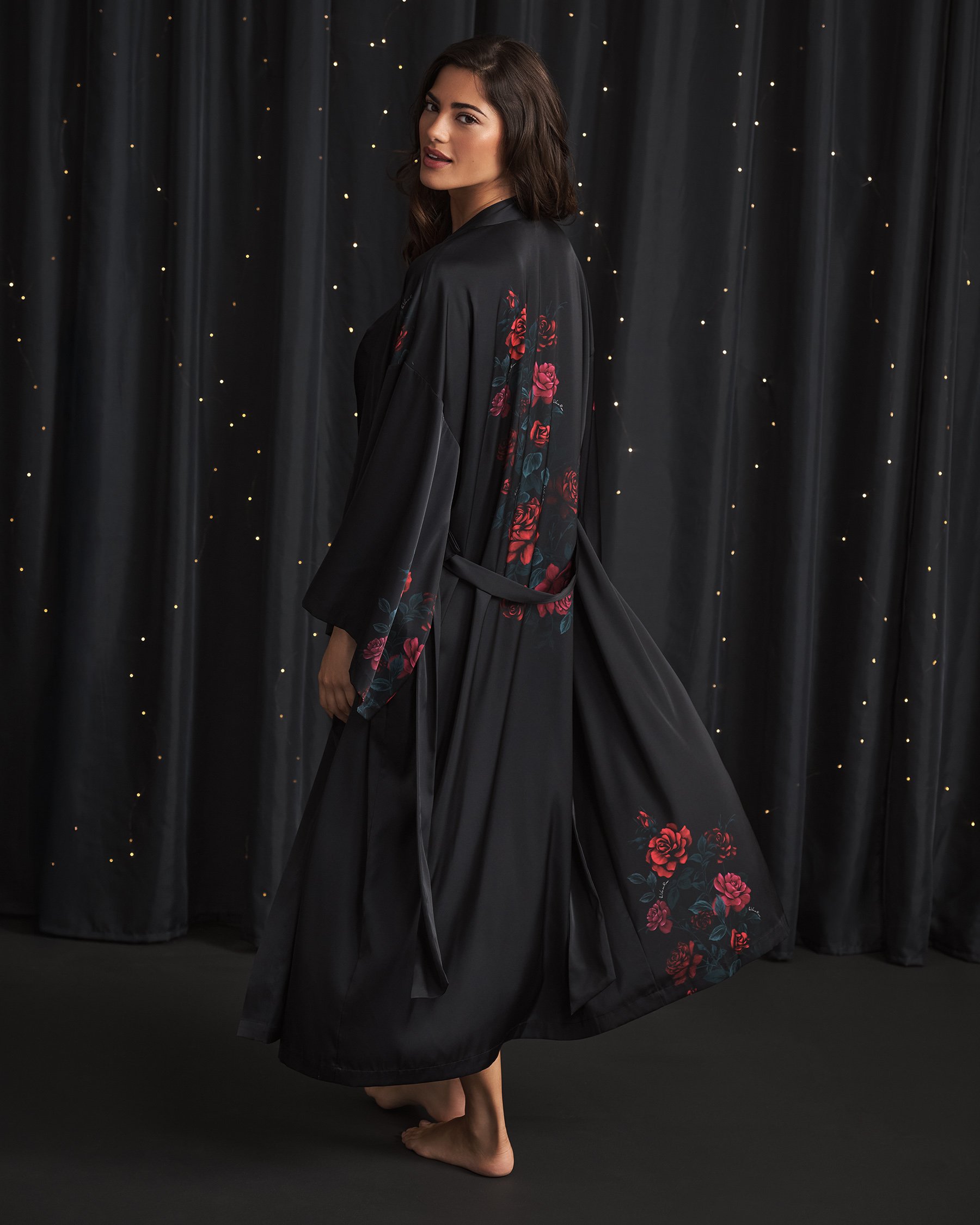 LA VIE EN ROSE Kimono long en satin imprimé roses rouges Noir/Roses rouges 60600107 LA VIE EN ROSE Kimono long en satin imprimé roses rouges Noir/Roses rouges 60600107 - View2