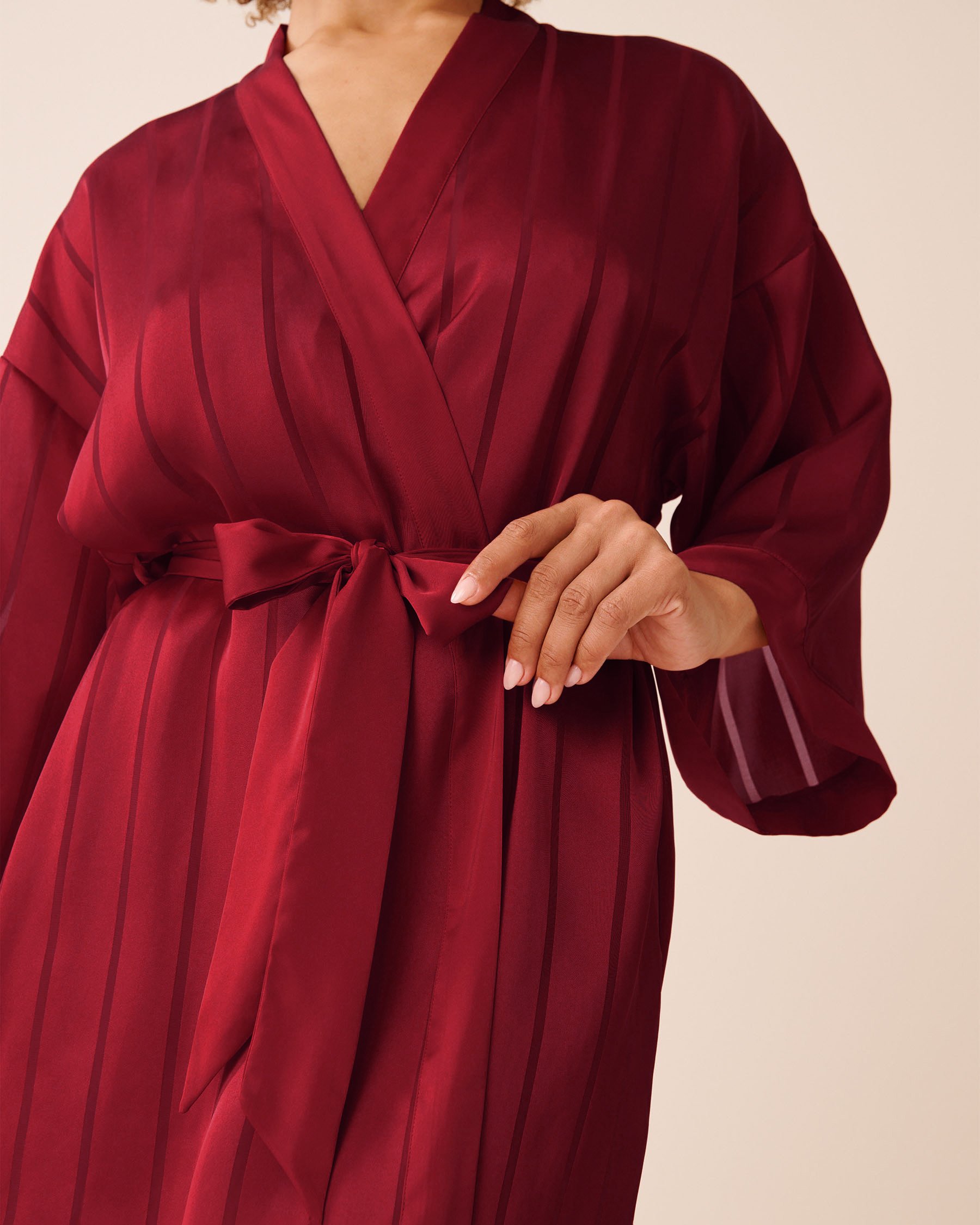 LA VIE EN ROSE Shadow Stripe Satin Kimono Merry Red 60600110 LA VIE EN ROSE Shadow Stripe Satin Kimono Merry Red 60600110 - View4
