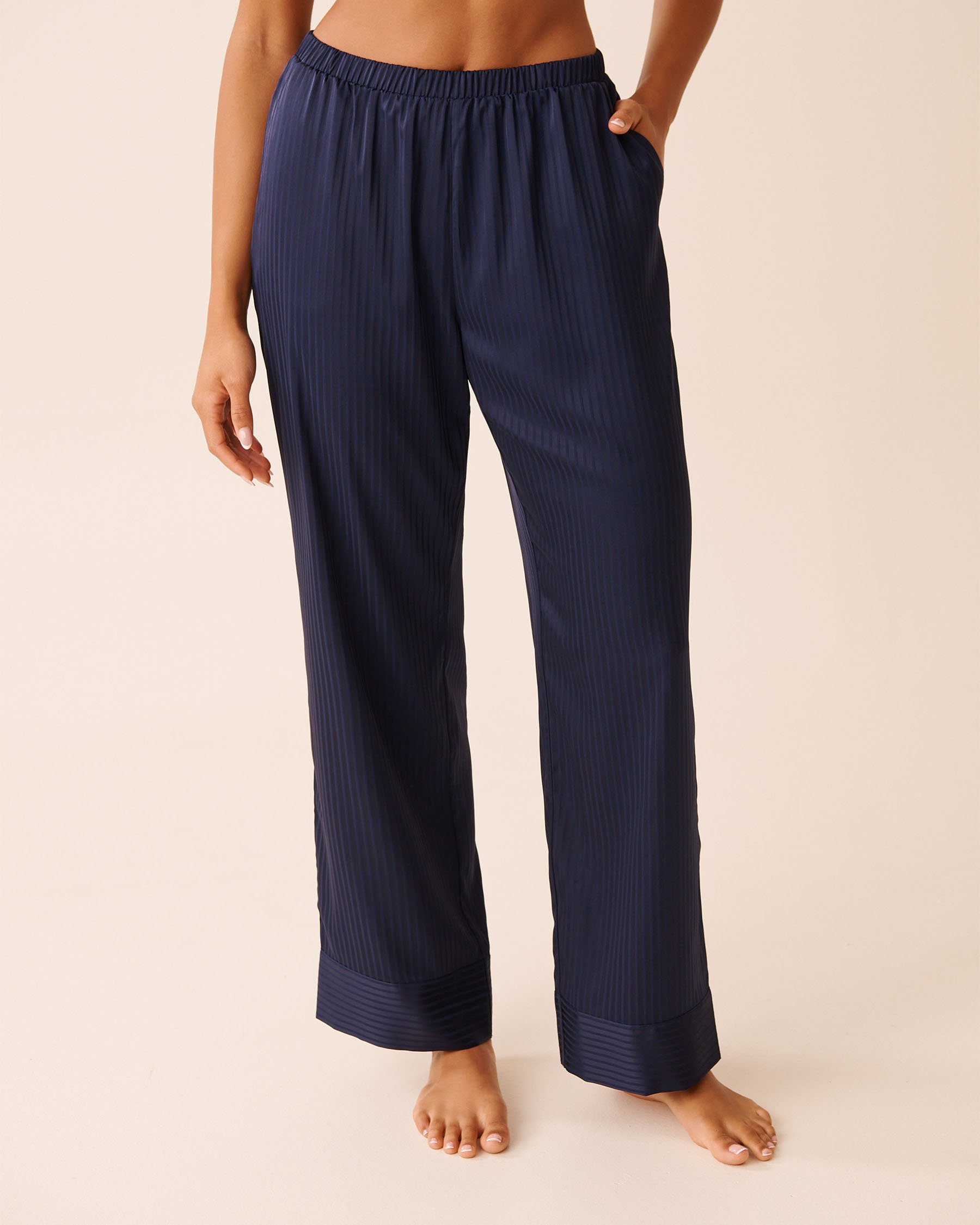 LA VIE EN ROSE Ensemble pyjama en satin jacquard à rayures Bleu nuit 60400064 - View4