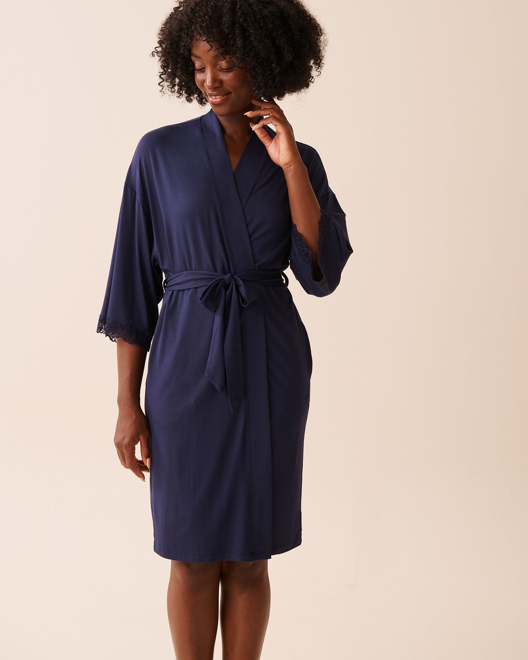 LA VIE EN ROSE Kimono en modal avec bordures en dentelle Bleu nuit 60600108 - View1