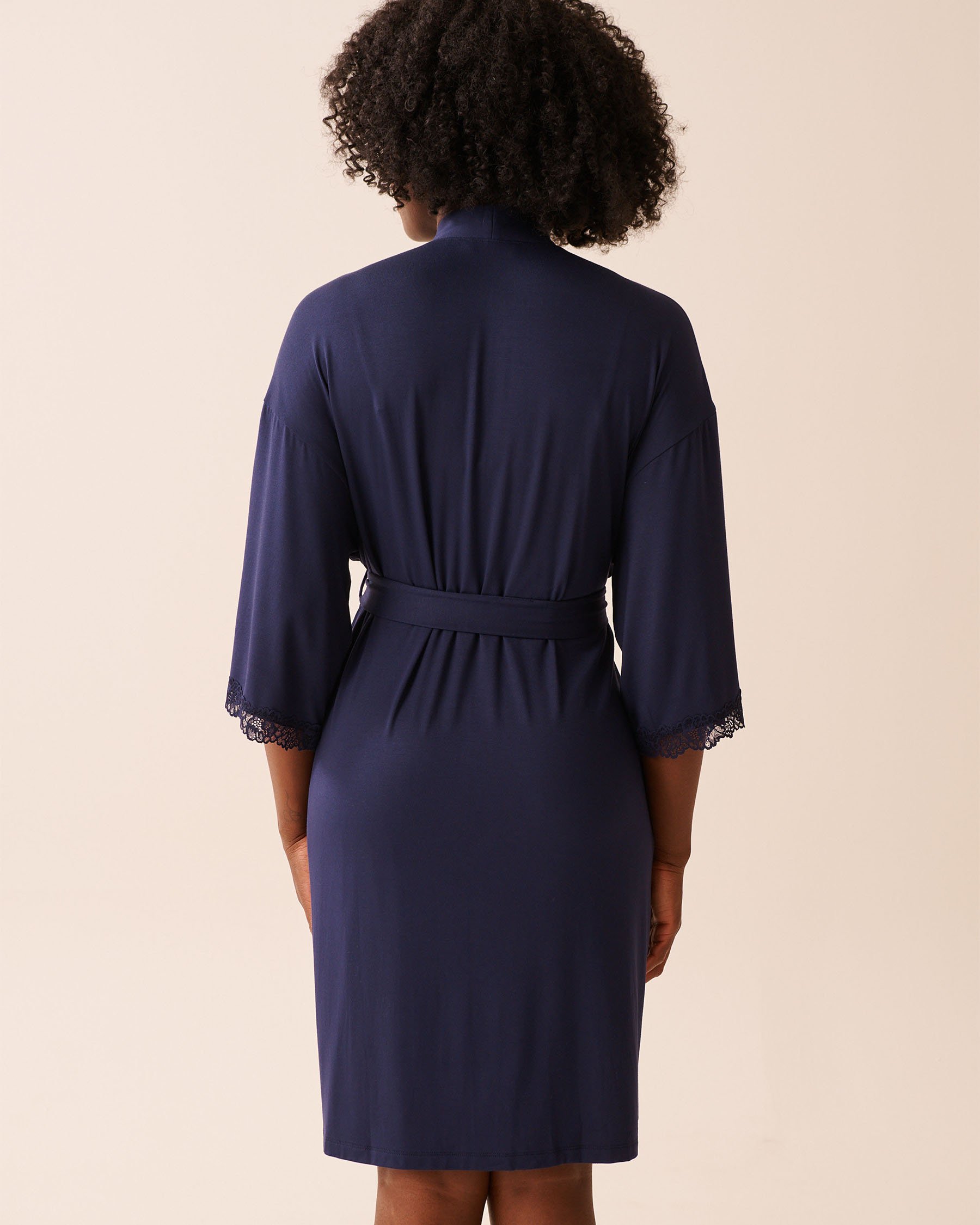 LA VIE EN ROSE Kimono en modal avec bordures en dentelle Bleu nuit 60600108 - View2