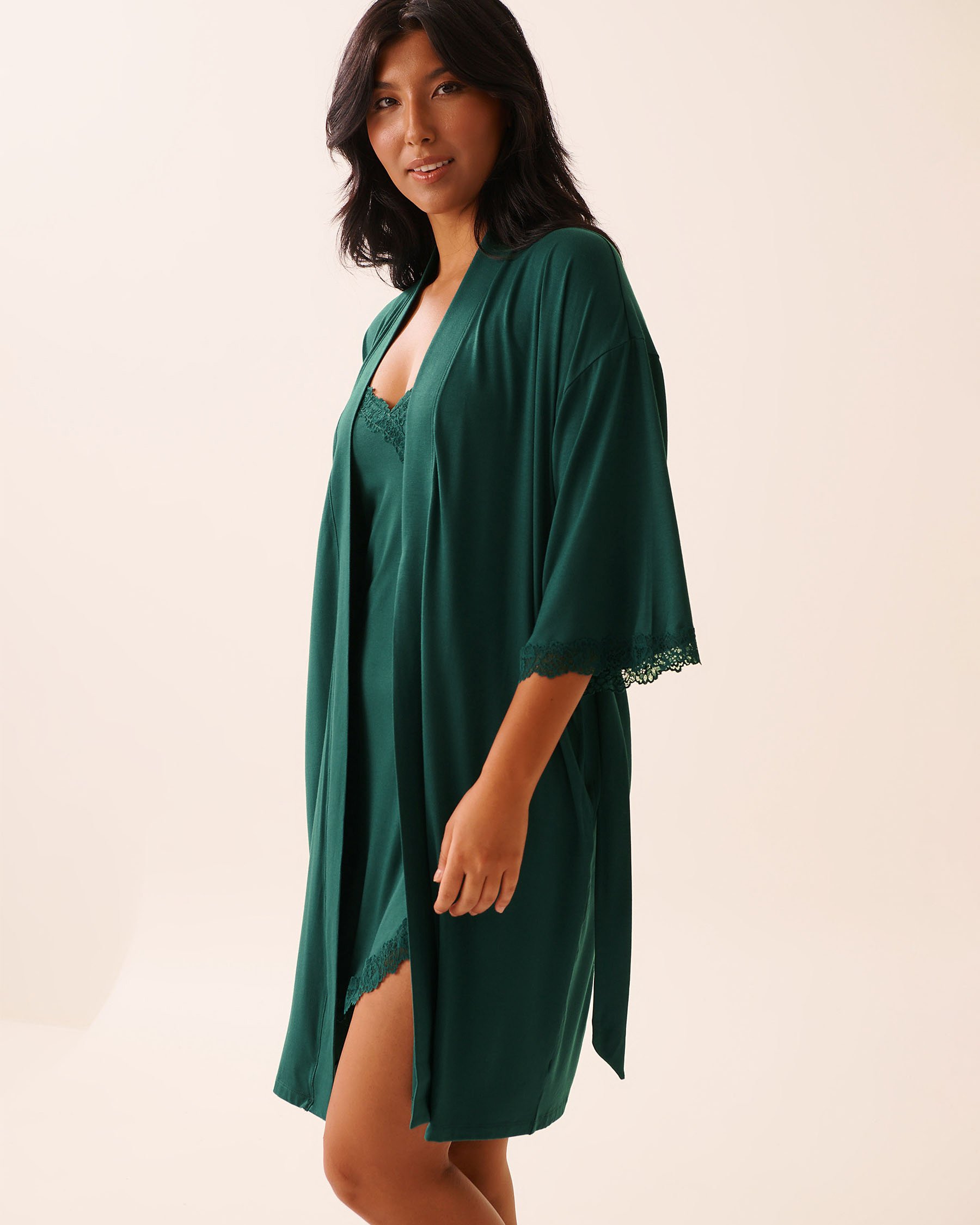 LA VIE EN ROSE Kimono en modal avec bordures en dentelle Vert sapin 60600108 - View4
