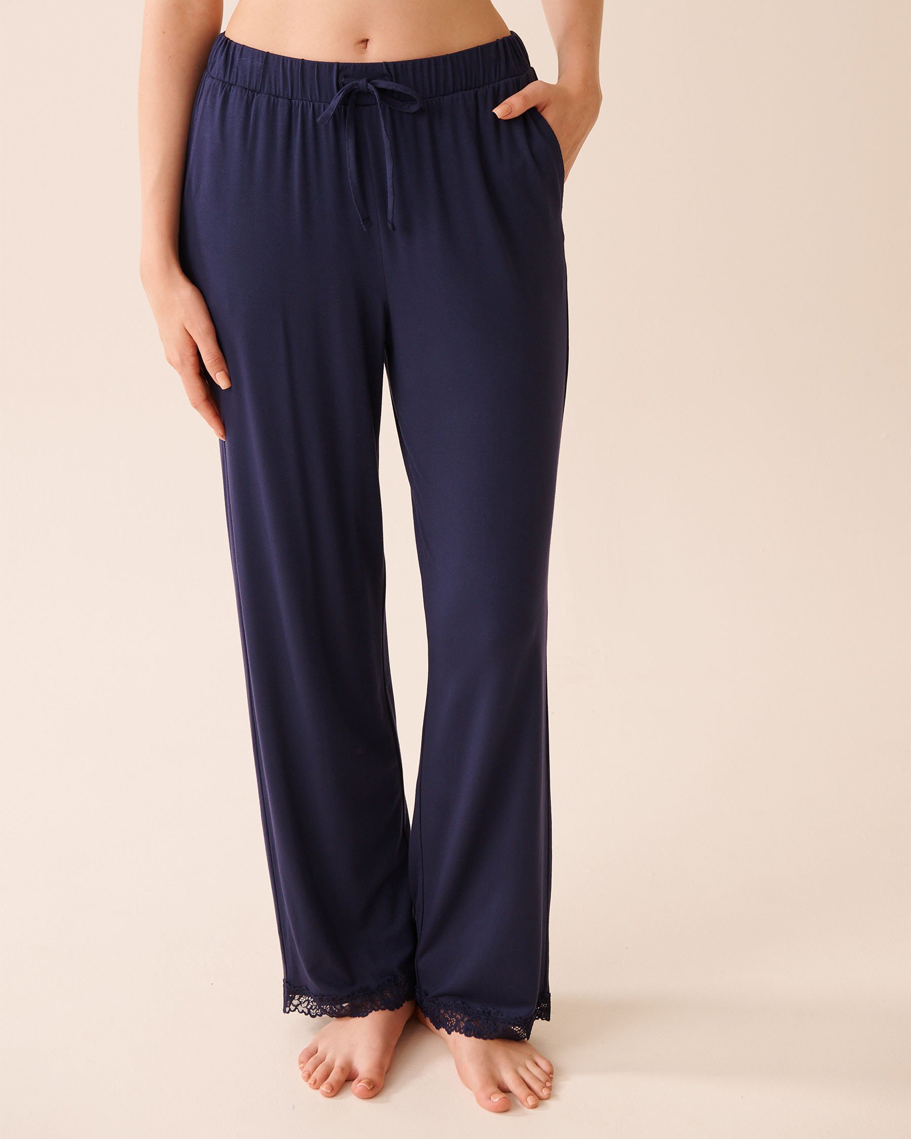 LA VIE EN ROSE Pantalon en modal avec bordures en dentelle Bleu nuit 60200158 - Voir1