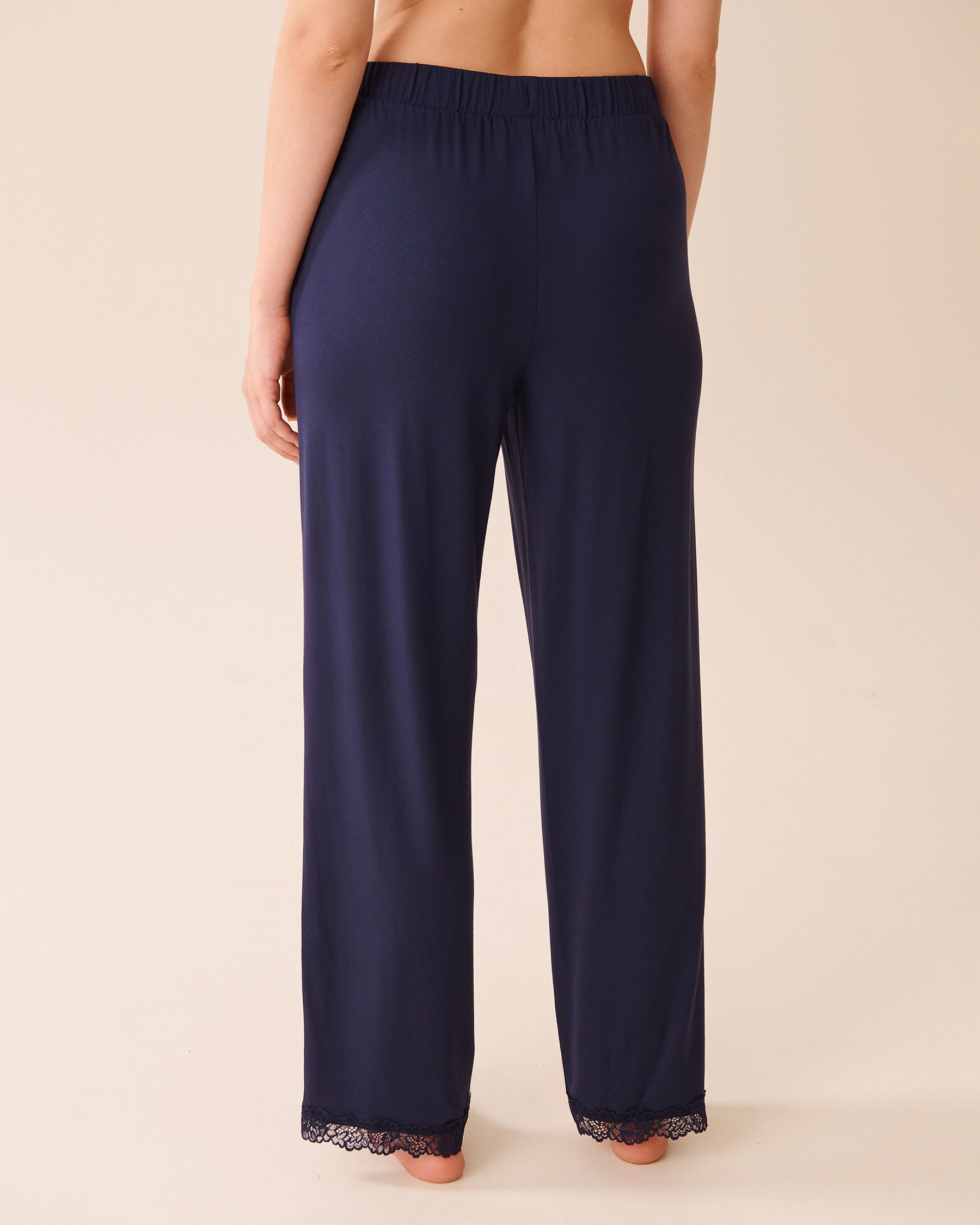 LA VIE EN ROSE Pantalon en modal avec bordures en dentelle Bleu nuit 60200158 - View2