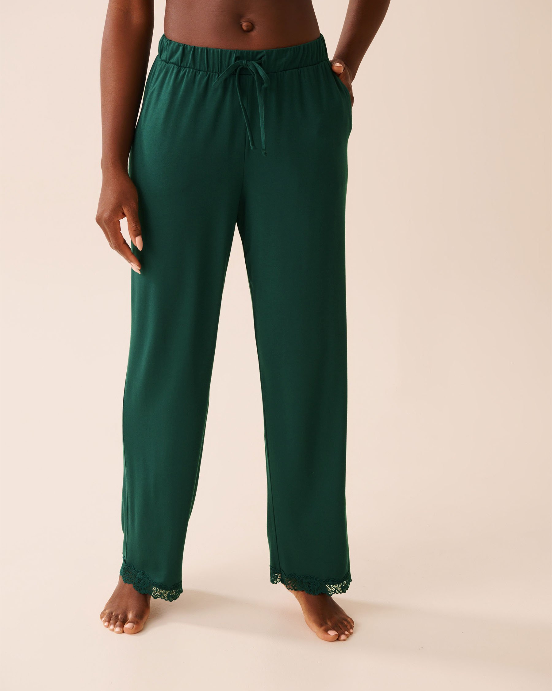 LA VIE EN ROSE Pantalon en modal avec bordures en dentelle Vert sapin 60200158 - View1