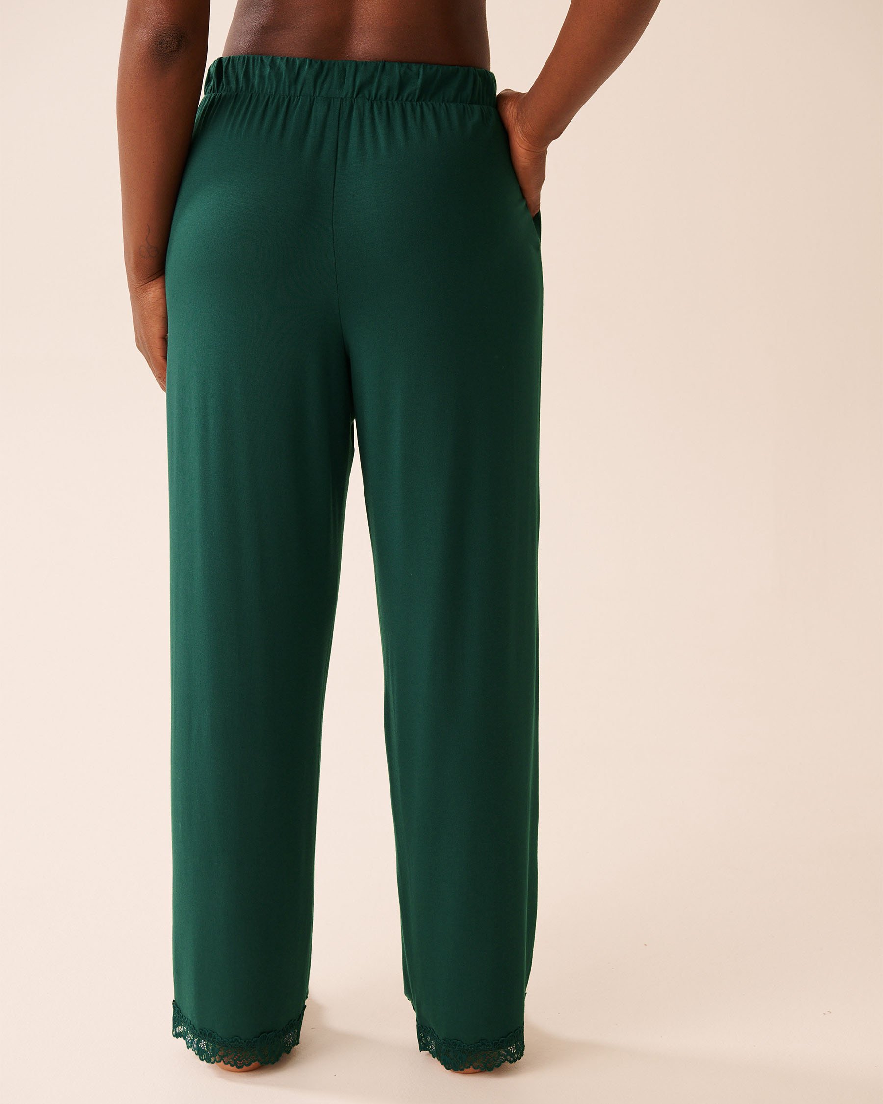 LA VIE EN ROSE Pantalon en modal avec bordures en dentelle Vert sapin 60200158 - View2