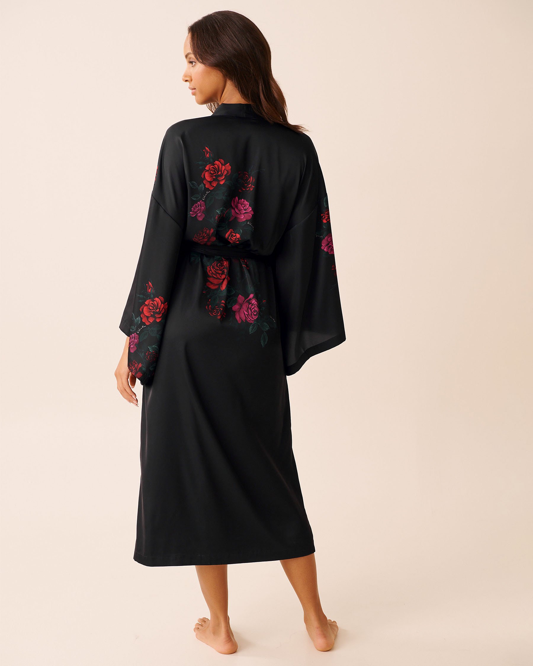 LA VIE EN ROSE Red Rose Print Long Satin Kimono Black/Red Roses 60600107 - View5