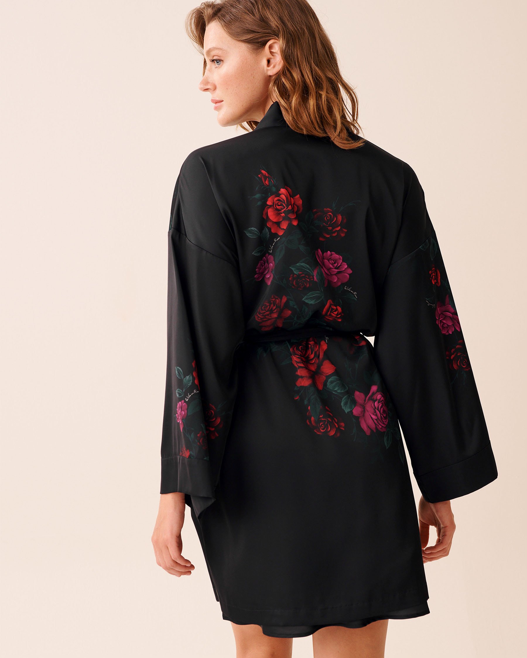 LA VIE EN ROSE Red Rose Print Satin Kimono Black/Red Roses 60600106 - View3