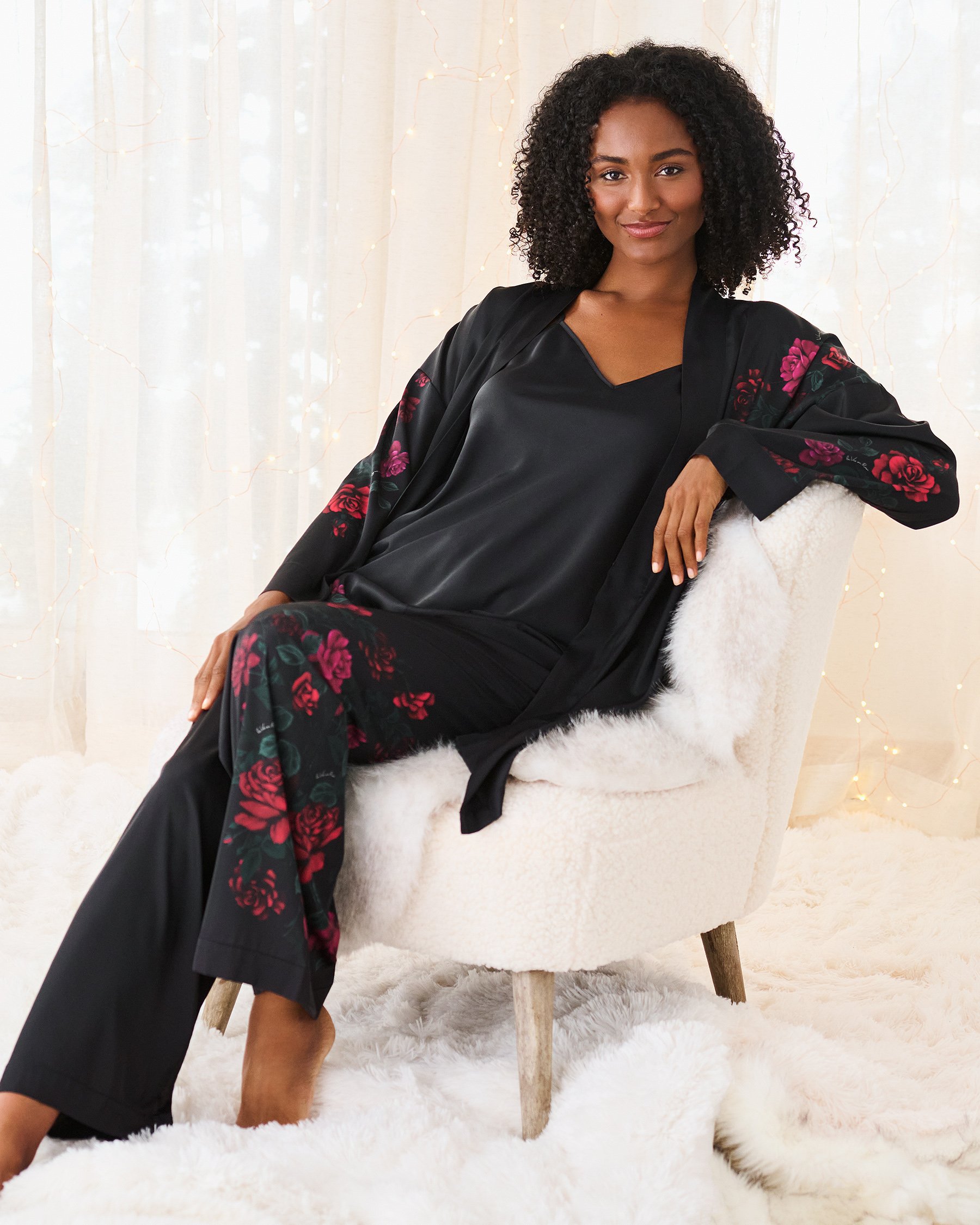 LA VIE EN ROSE Pantalon en satin imprimé roses rouges Noir/Roses rouges 60200155 - View2