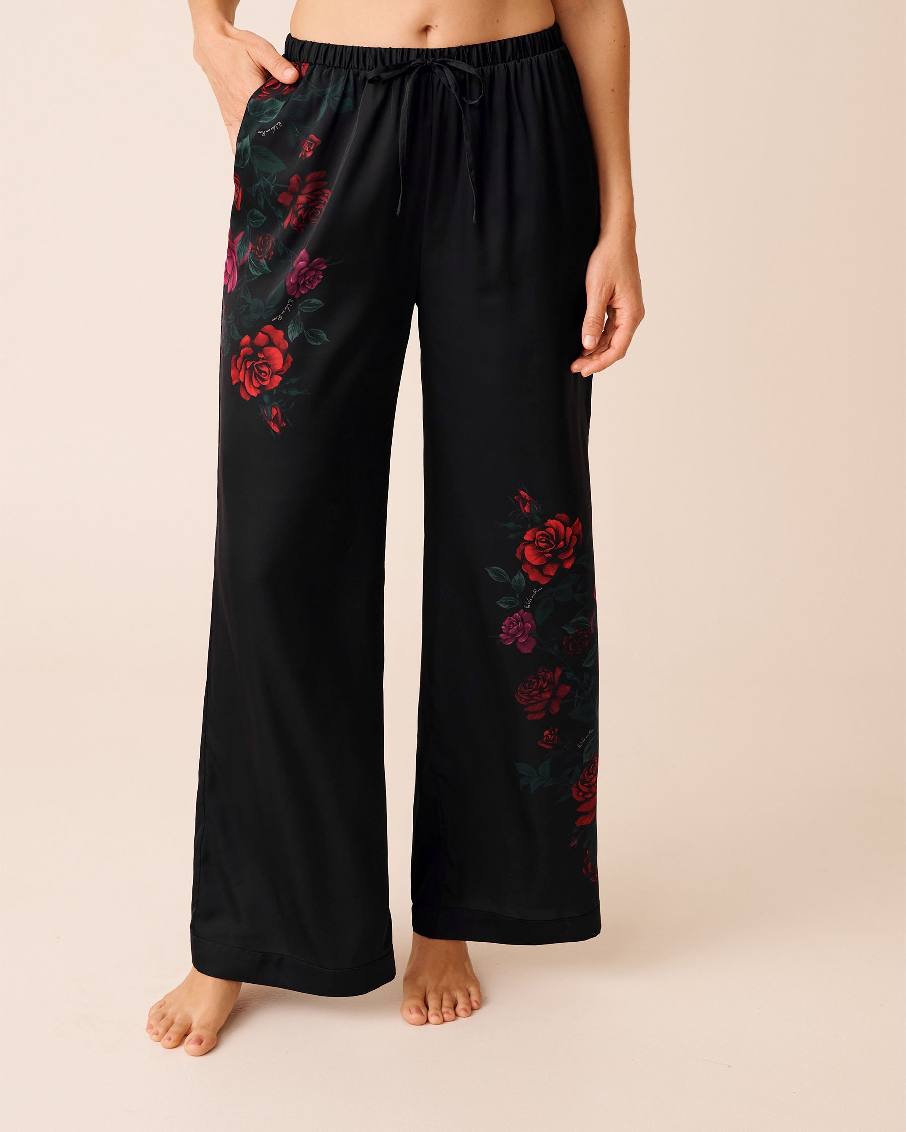 LA VIE EN ROSE Pantalon en satin imprimé roses rouges Noir/Roses rouges 60200155 - Voir3