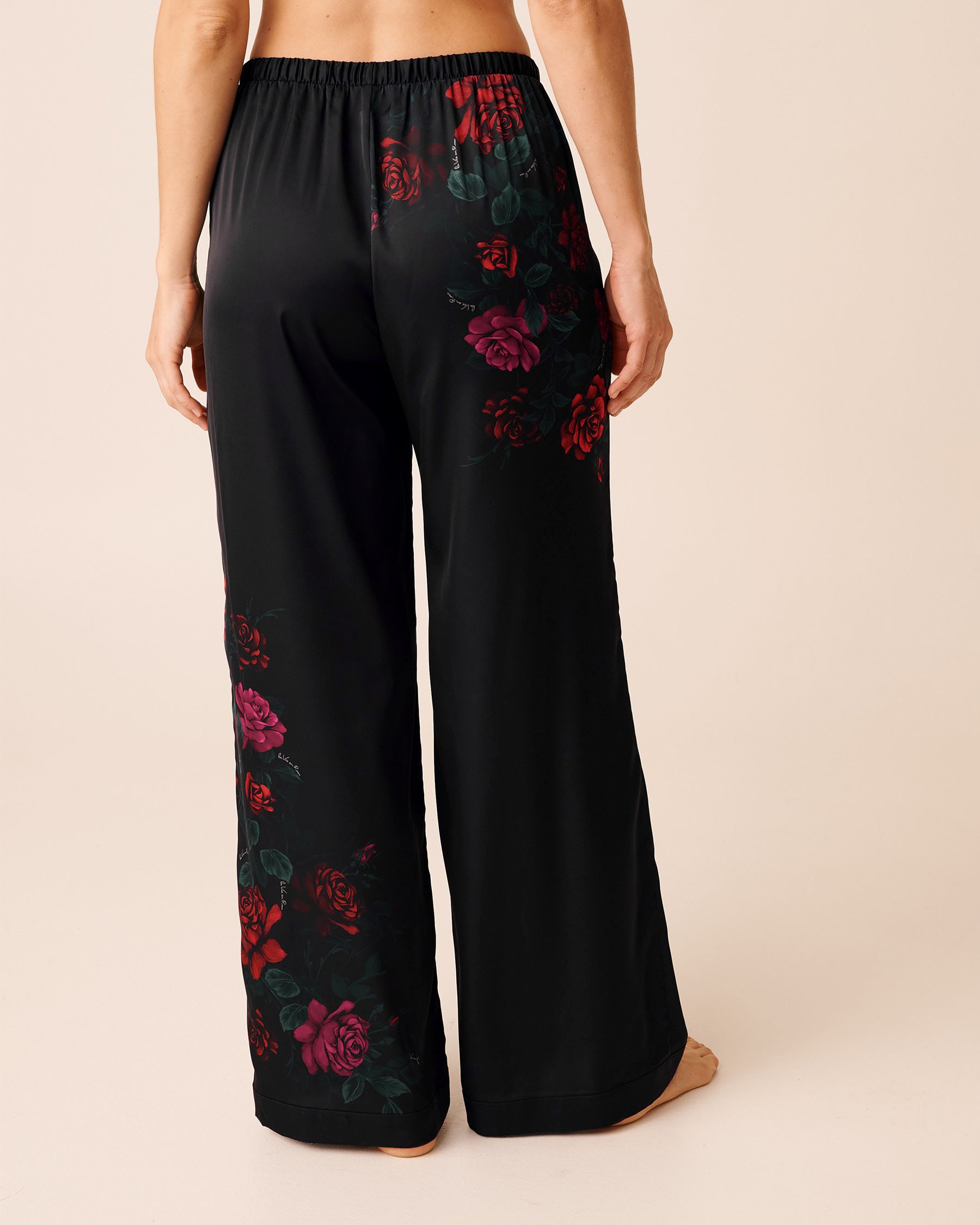 LA VIE EN ROSE Pantalon en satin imprimé roses rouges Noir/Roses rouges 60200155 - Voir4