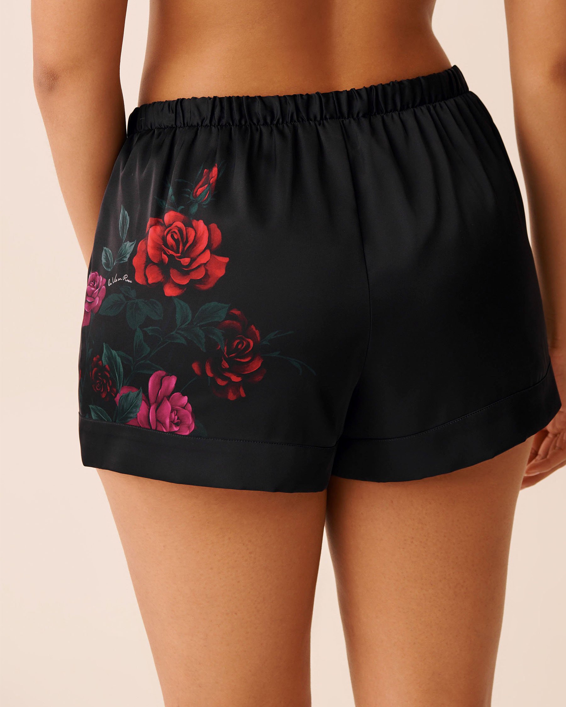 LA VIE EN ROSE Short en satin imprimé roses rouges Noir/Roses rouges 60200154 - View2