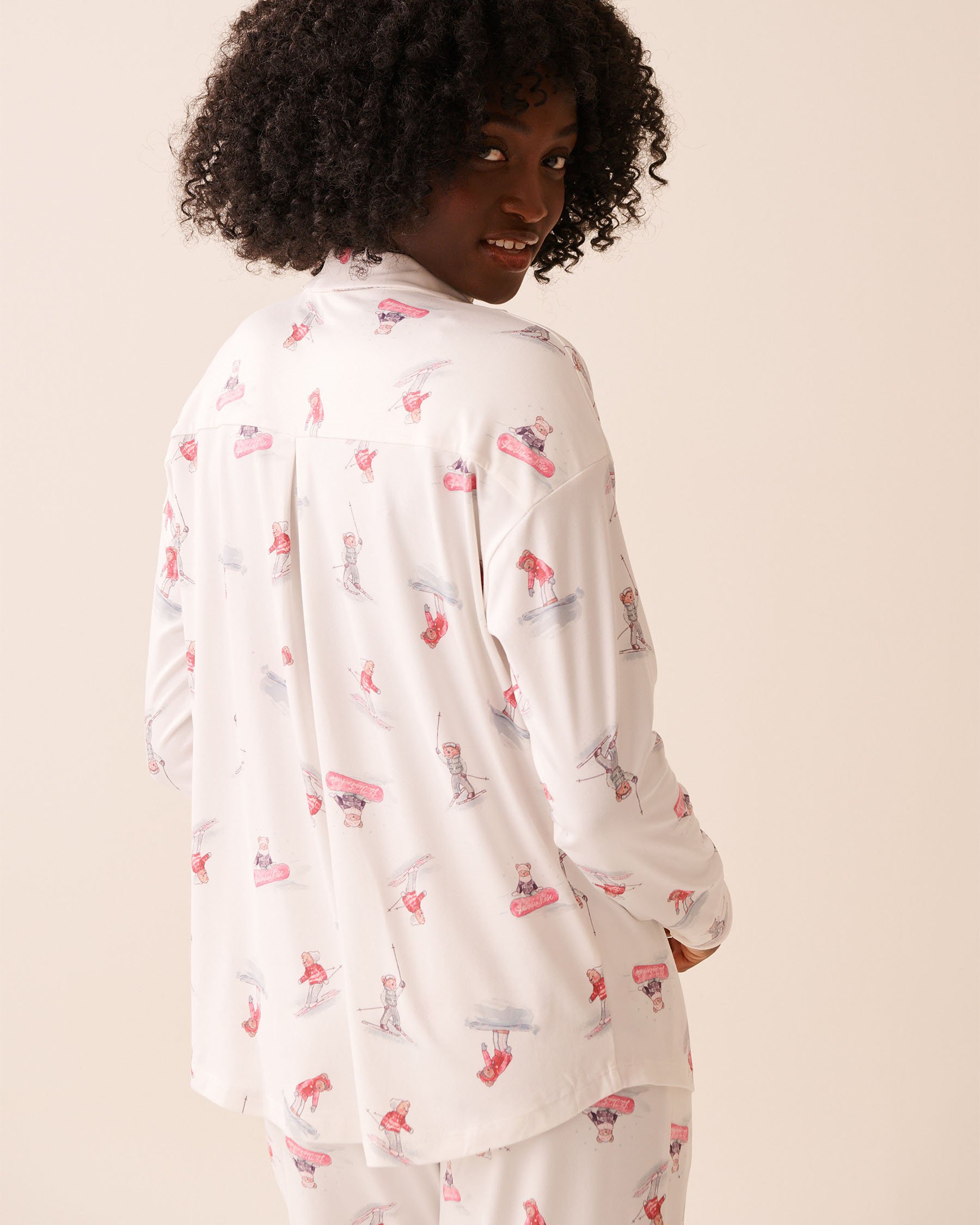 LA VIE EN ROSE Après-Ski Print Super Soft Button-down Shirt White/Skiing Bears 40100811 - View2