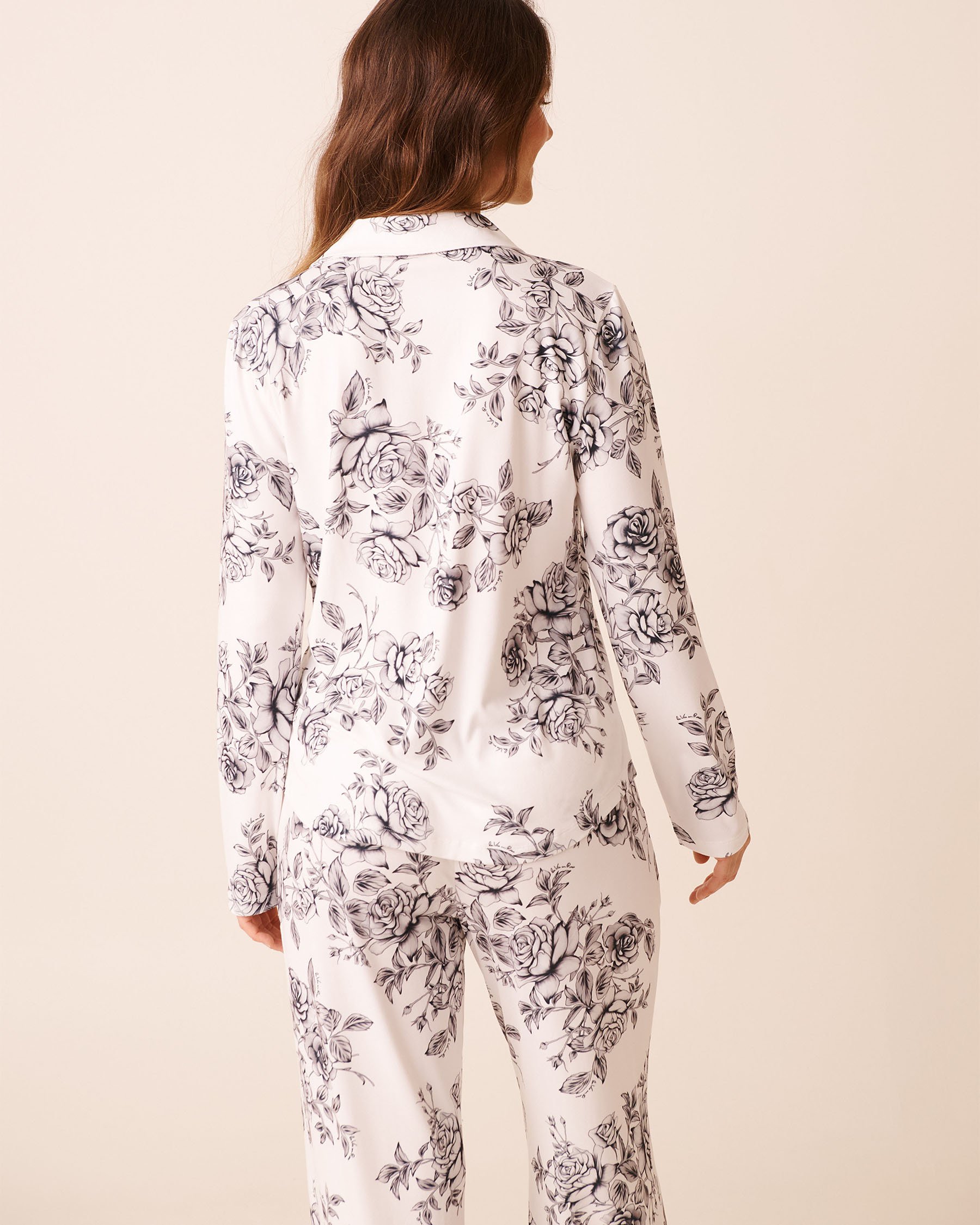 LA VIE EN ROSE Black Rose Print Super Soft Button-down Shirt Black & White Roses 40100820 LA VIE EN ROSE Black Rose Print Super Soft Button-down Shirt Black & White Roses 40100820 - View2