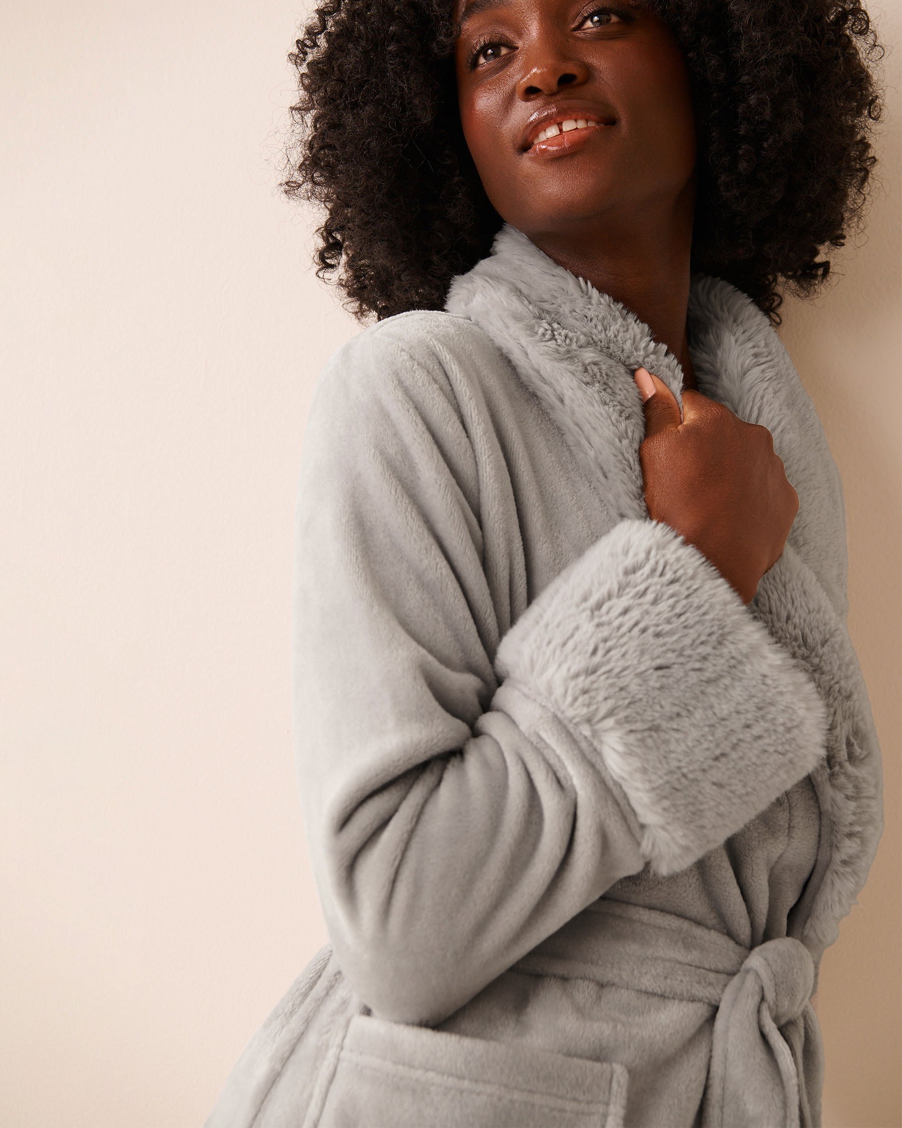 LA VIE EN ROSE Robe de chambre en peluche avec col en fausse fourrure Gris 40600217 LA VIE EN ROSE Robe de chambre en peluche avec col en fausse fourrure Gris 40600217 - View1