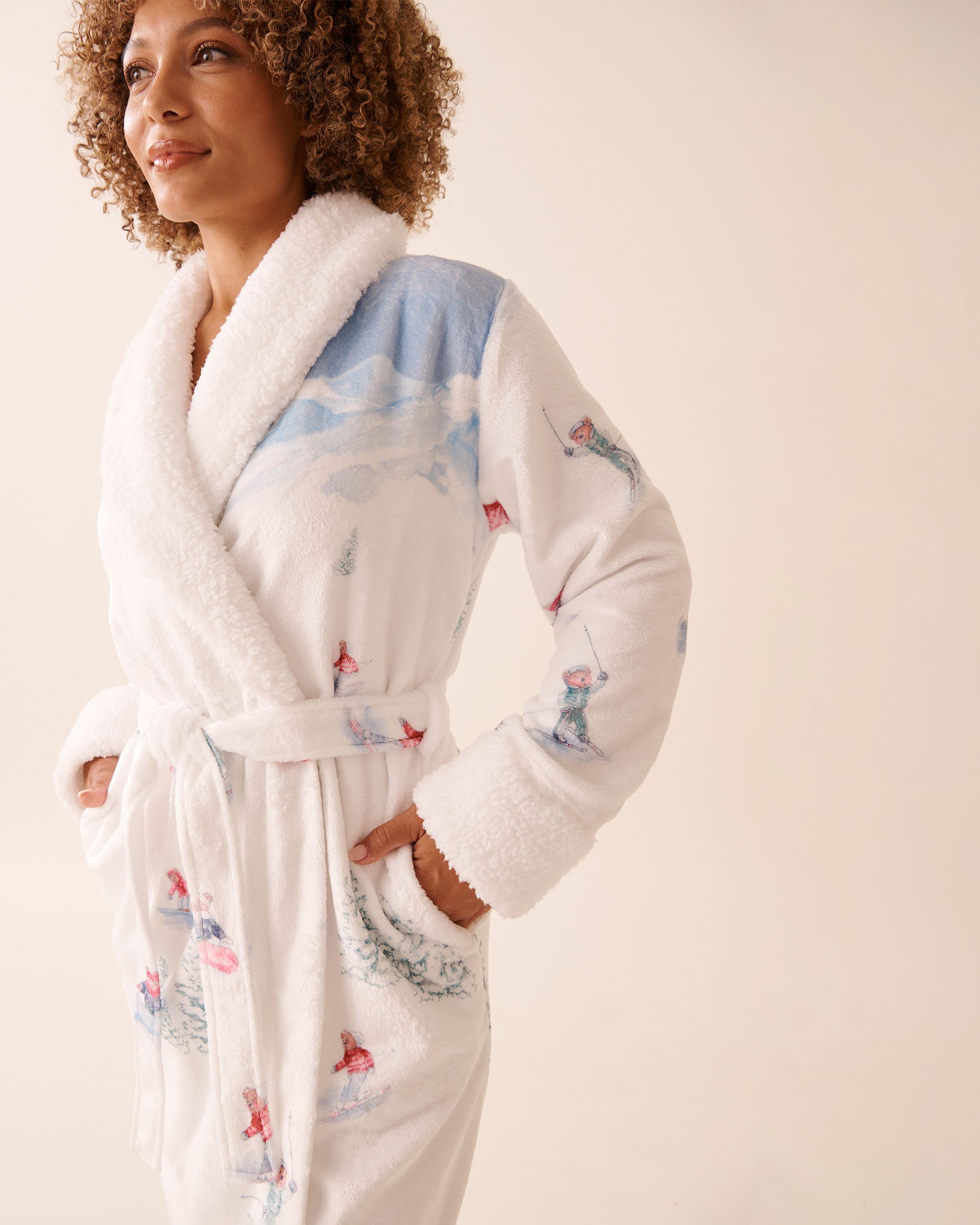 LA VIE EN ROSE Robe de chambre à capuchon en peluche imprimé oursons skieurs Blanc/Oursons skieurs 40600220 - View3