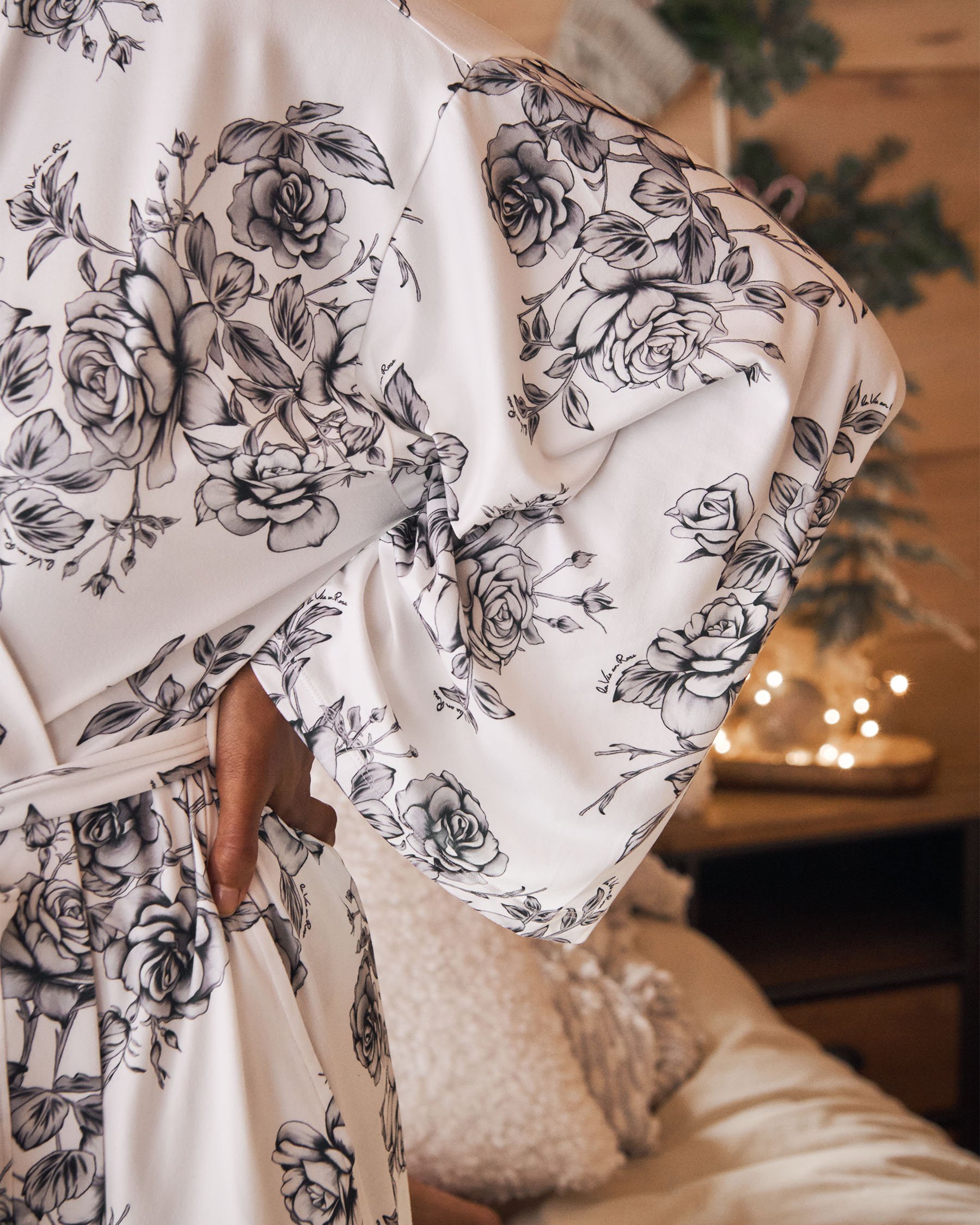LA VIE EN ROSE Black Rose Print Super Soft Kimono Black & White Roses 40600226 - View2