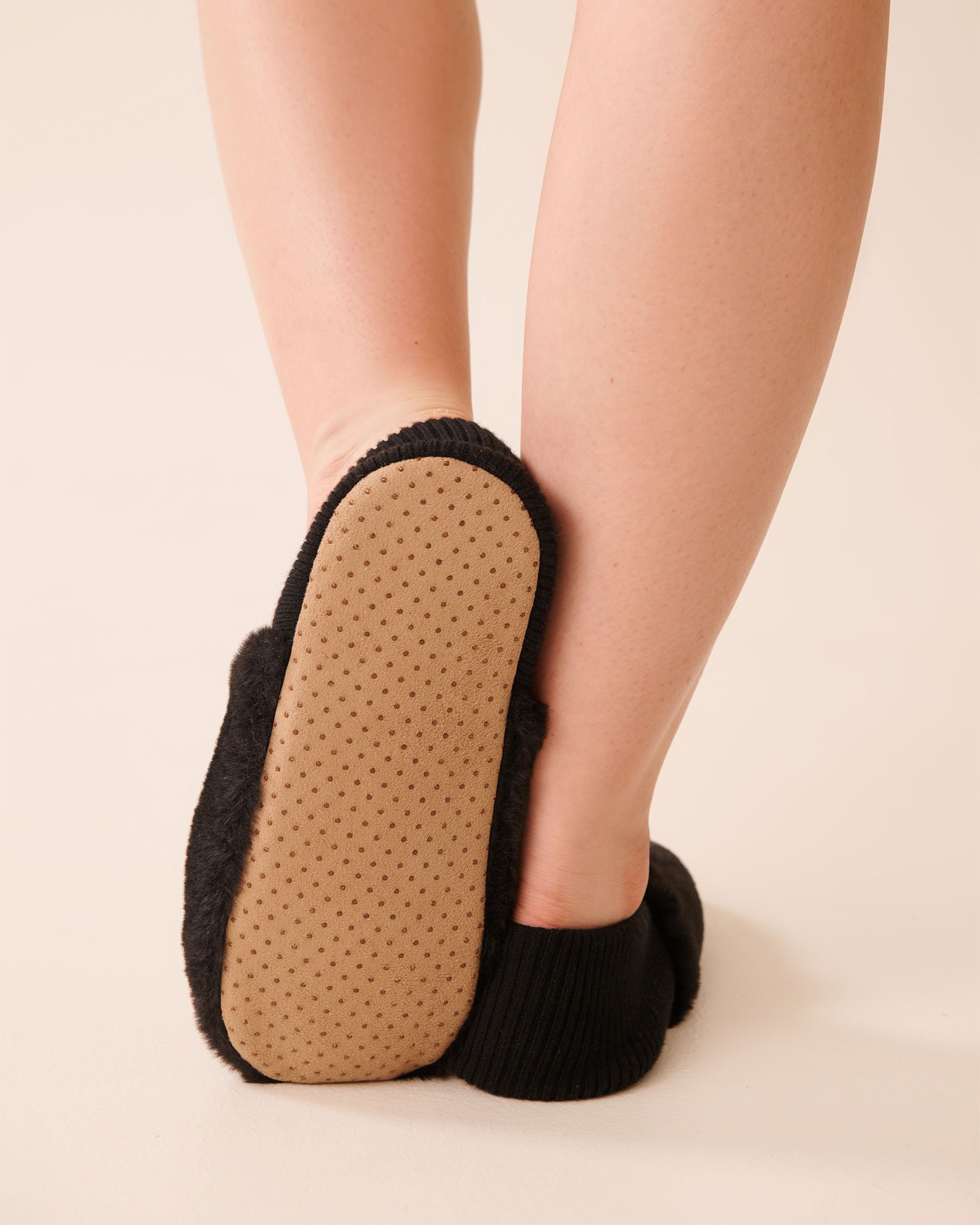 LA VIE EN ROSE Ribbed Back Soft Plush Slipper Socks Black 40700430 - View2
