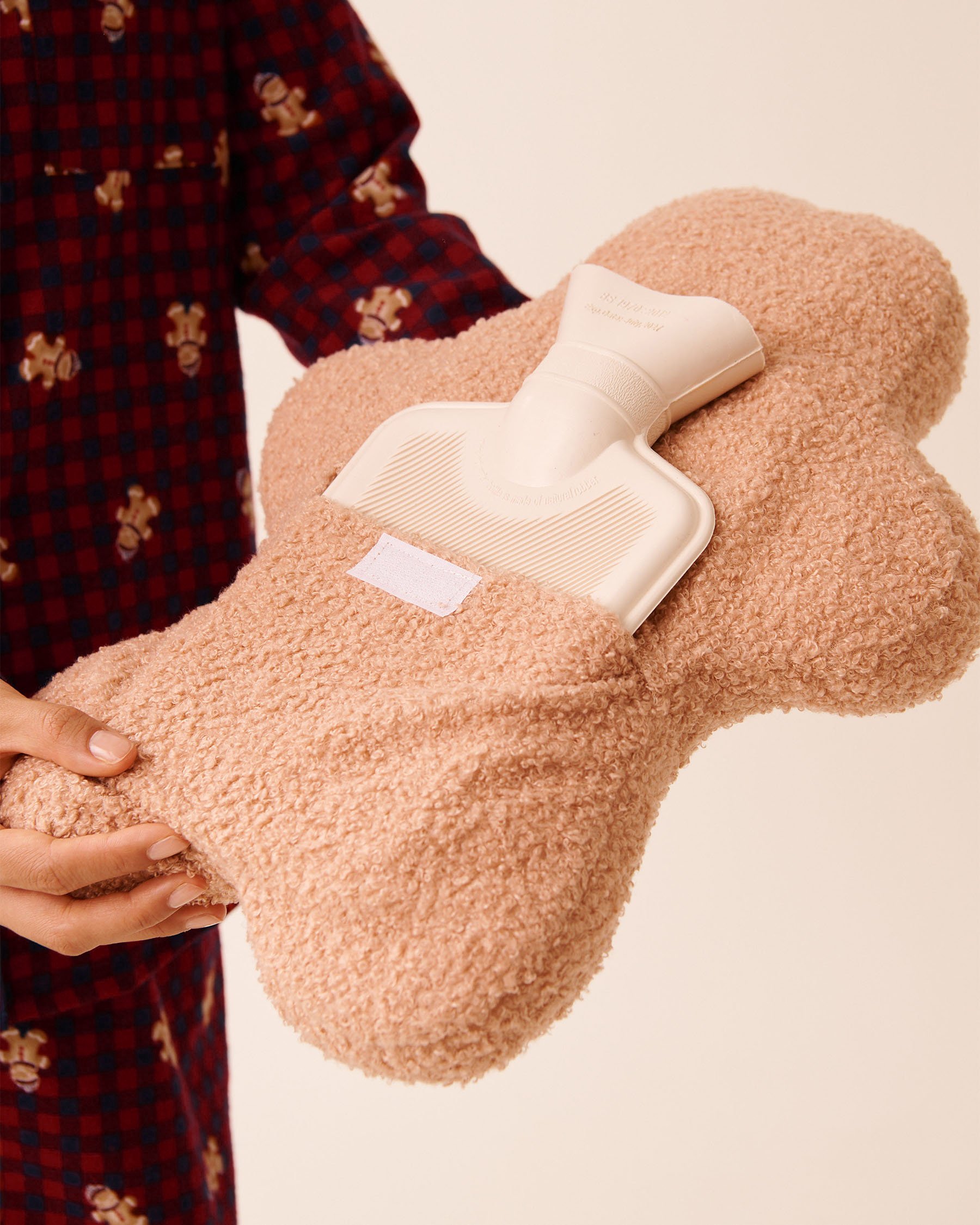 LA VIE EN ROSE Gingerbread Hot Water Bottle Light Brown/Dog 40700433 - View2