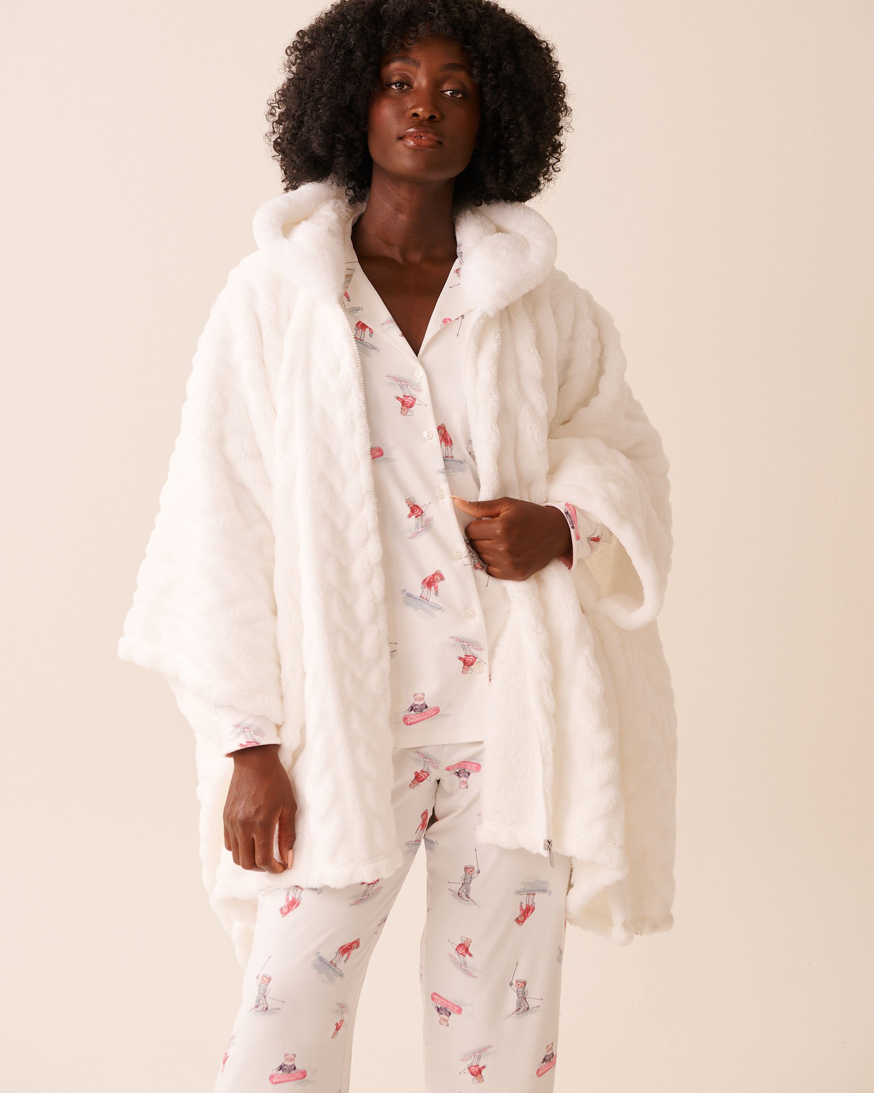 LA VIE EN ROSE Cape à capuchon en peluche douce torsadée Blanc neige 40700442 LA VIE EN ROSE Cape à capuchon en peluche douce torsadée Blanc neige 40700442 - View5