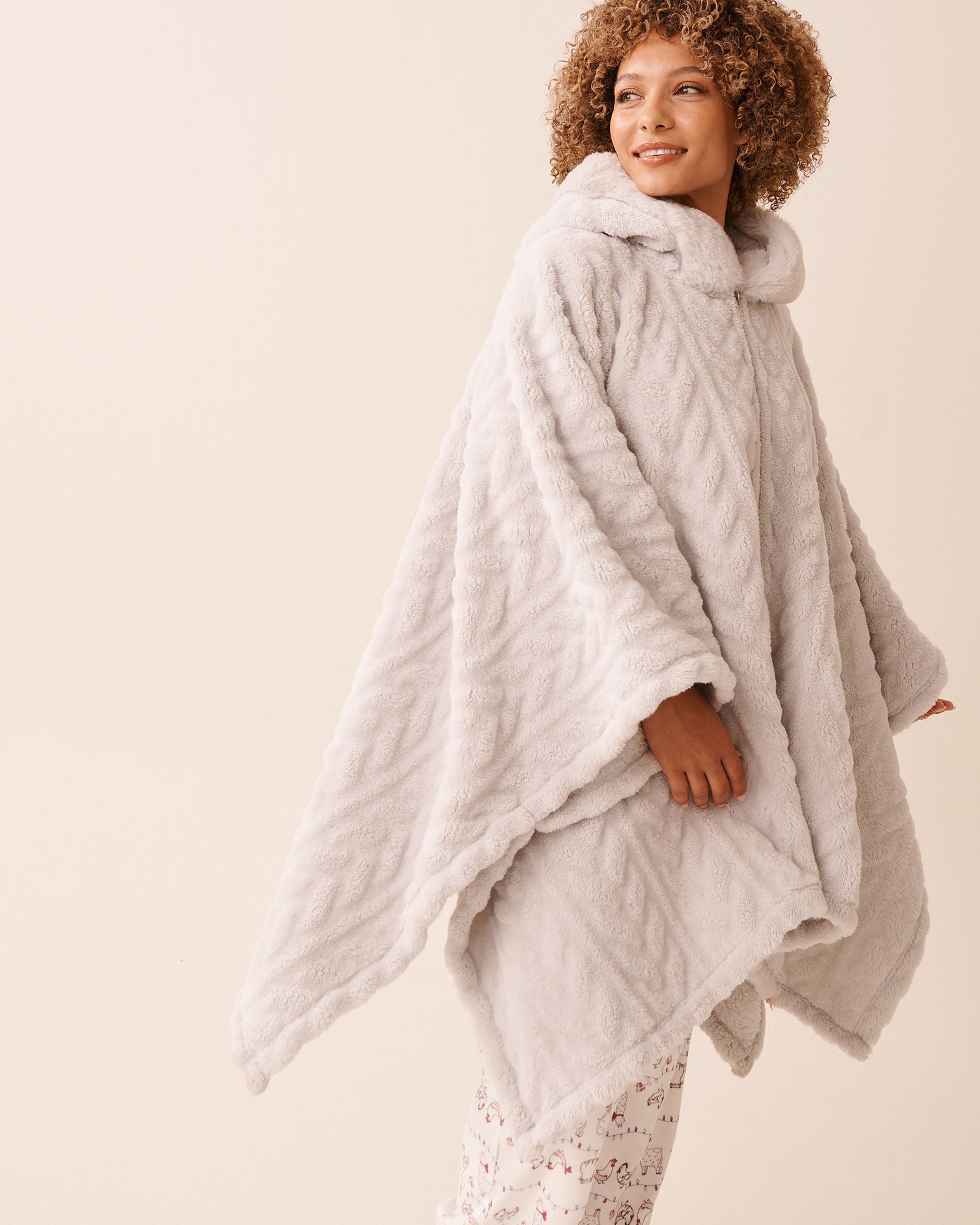 LA VIE EN ROSE Cape à capuchon en peluche douce torsadée Gris pâle 40700442 - Voir4