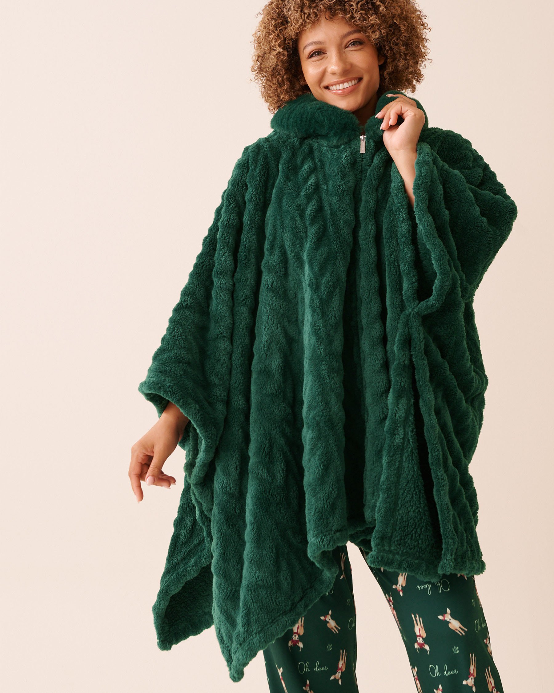 LA VIE EN ROSE Cable Effect Soft Plush Hooded Cape Fir Green 40700442 LA VIE EN ROSE Cable Effect Soft Plush Hooded Cape Fir Green 40700442 - View1