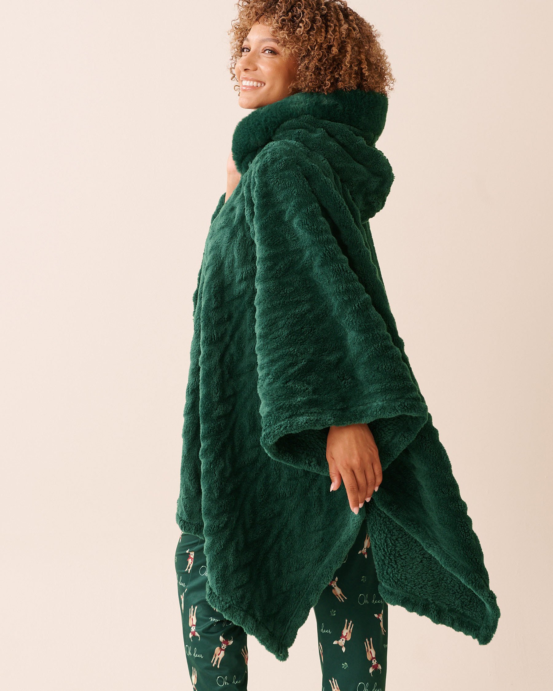 LA VIE EN ROSE Cable Effect Soft Plush Hooded Cape Fir Green 40700442 LA VIE EN ROSE Cable Effect Soft Plush Hooded Cape Fir Green 40700442 - View2