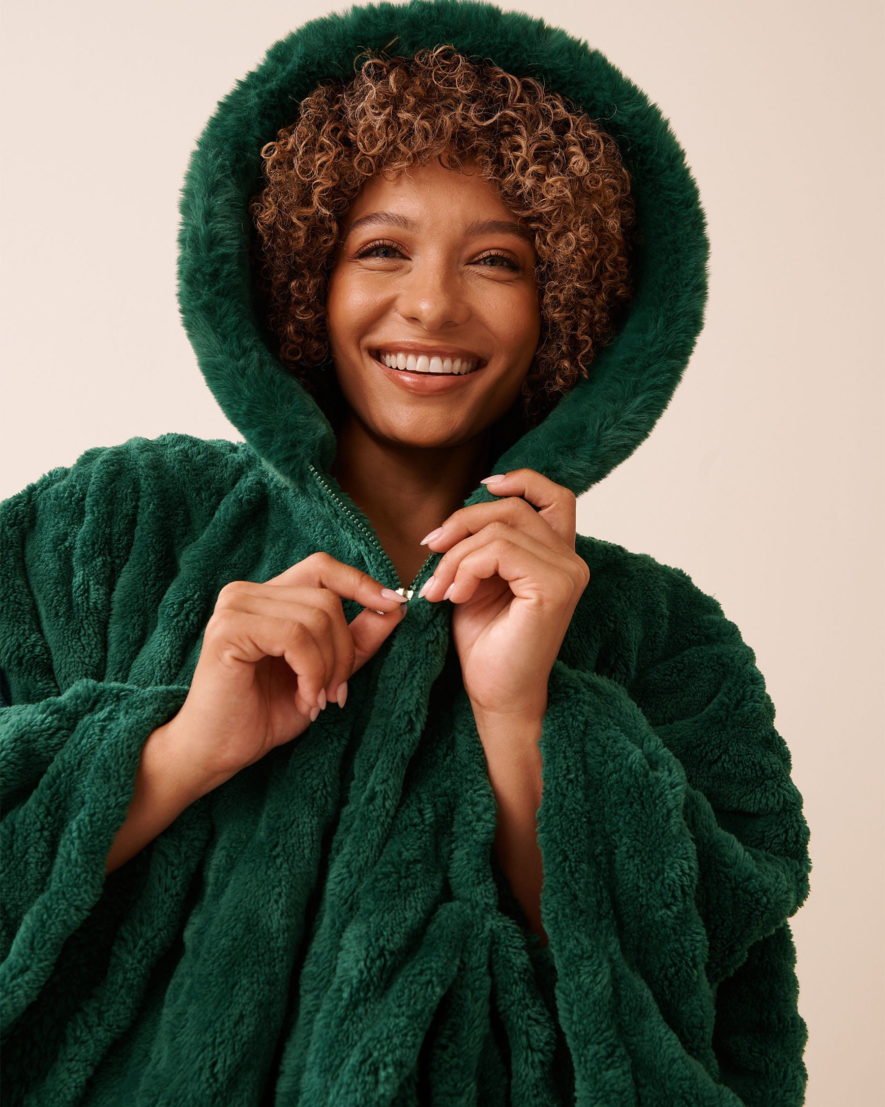 LA VIE EN ROSE Cable Effect Soft Plush Hooded Cape Fir Green 40700442 LA VIE EN ROSE Cable Effect Soft Plush Hooded Cape Fir Green 40700442 - View3