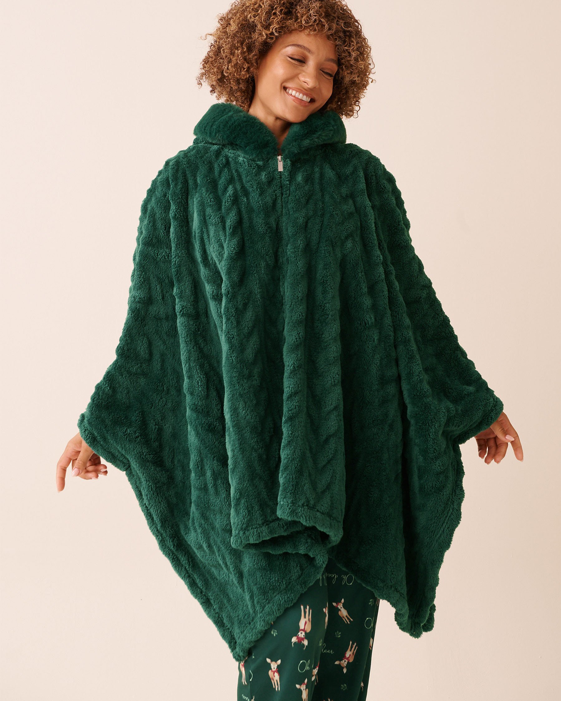 LA VIE EN ROSE Cable Effect Soft Plush Hooded Cape Fir Green 40700442 LA VIE EN ROSE Cable Effect Soft Plush Hooded Cape Fir Green 40700442 - View4