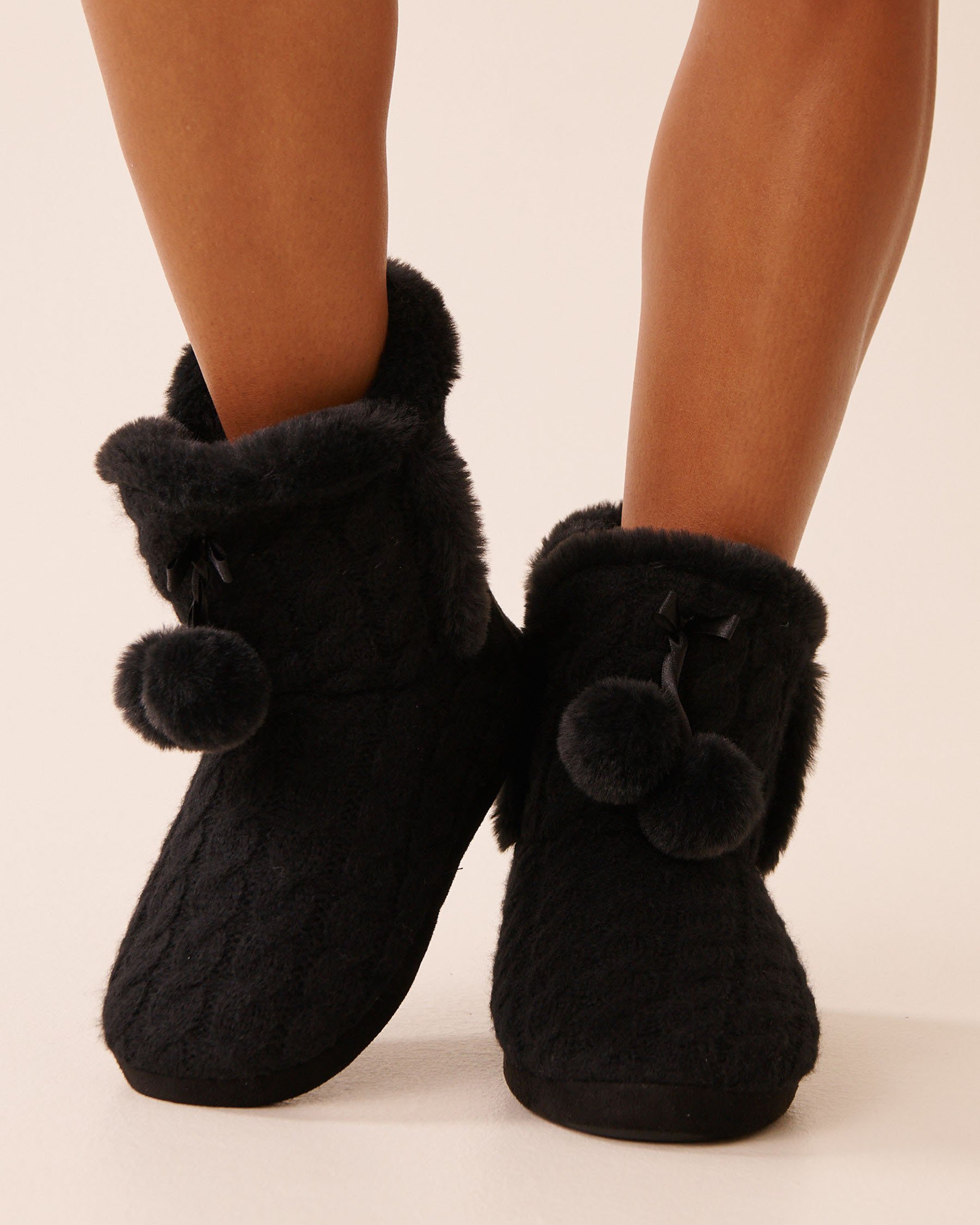 LA VIE EN ROSE Pantoufles bottines effet tricoté à pompons Noir 40700443 - Voir1
