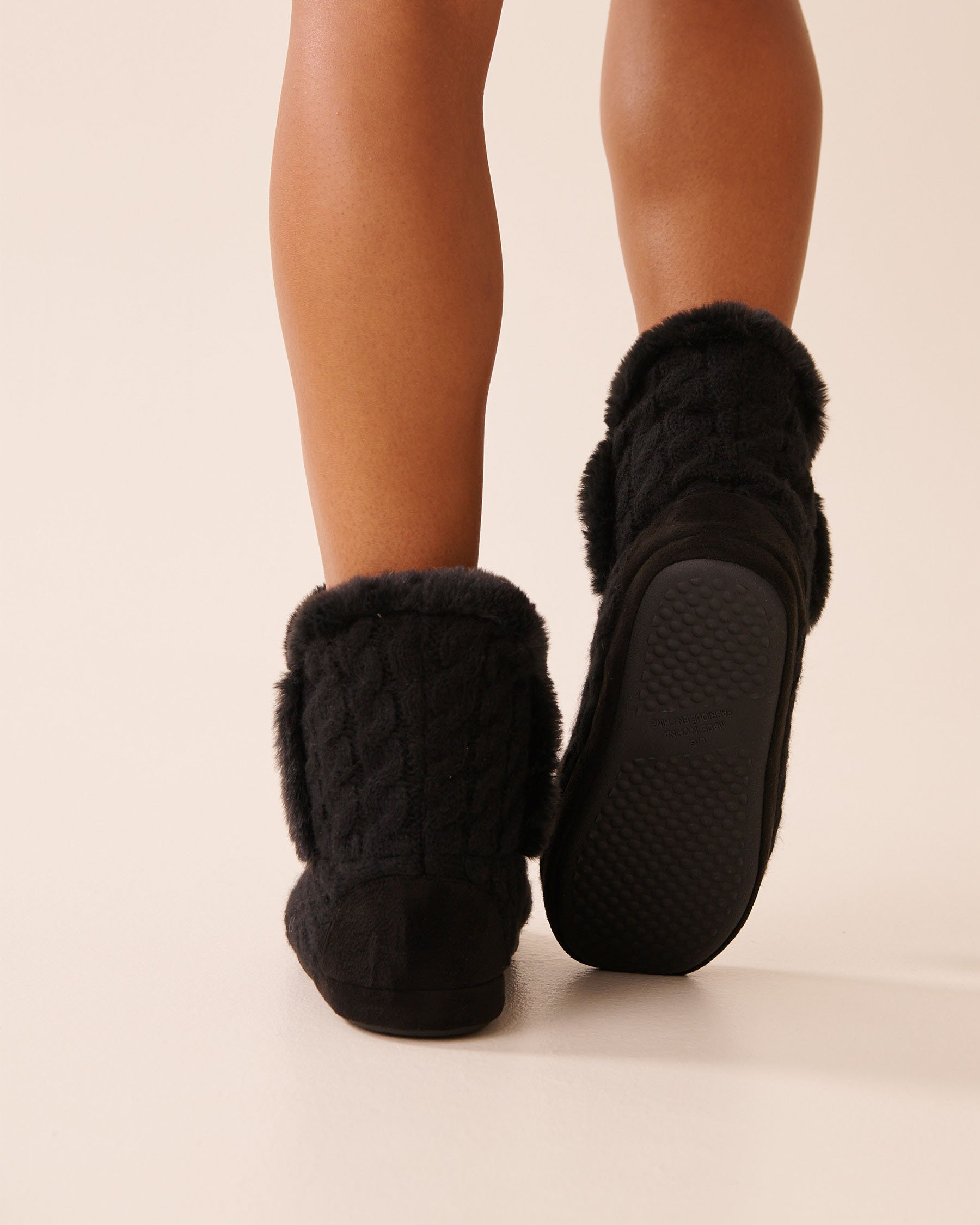 LA VIE EN ROSE Pantoufles bottines effet tricoté à pompons Noir 40700443 - Voir2