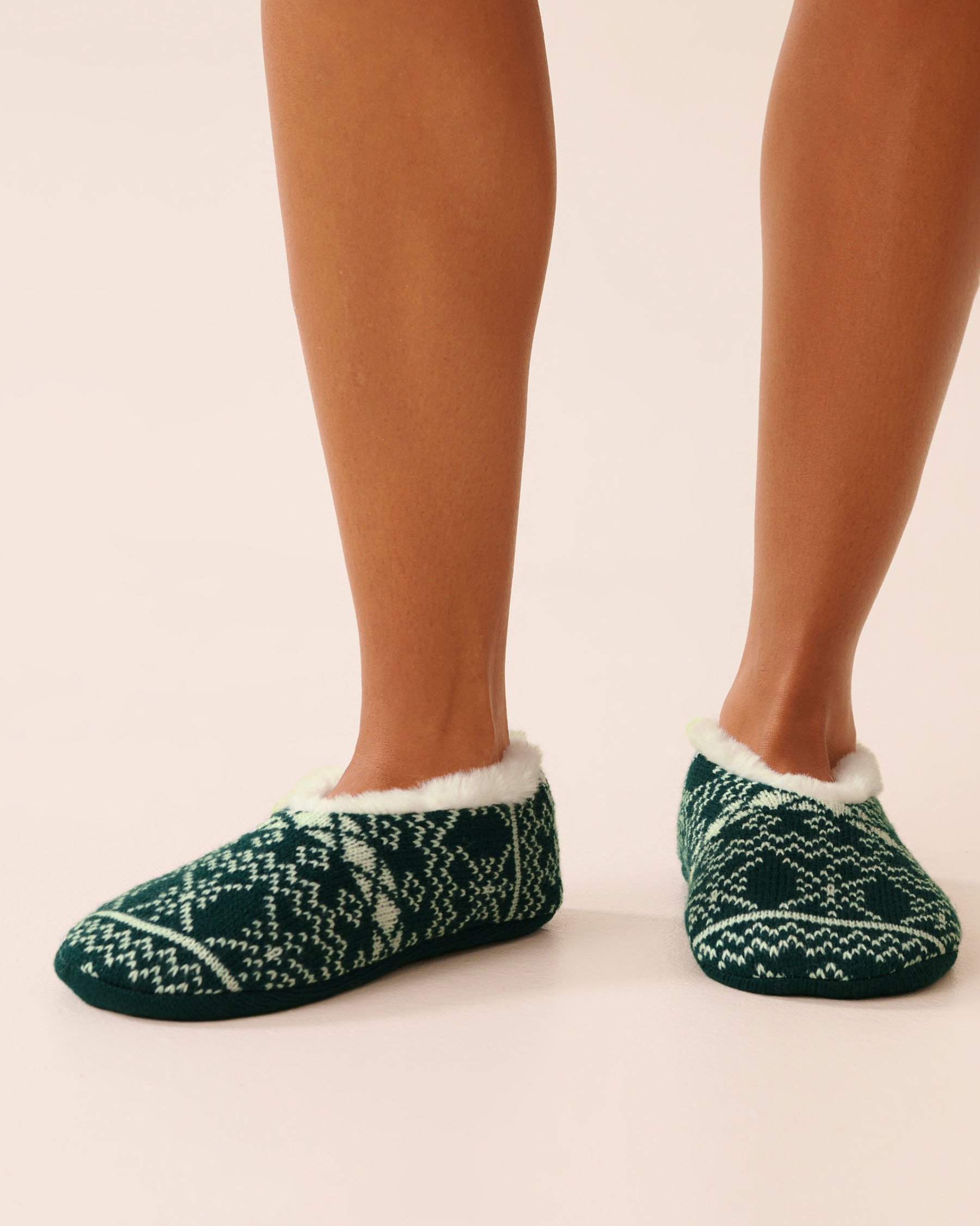 LA VIE EN ROSE Bas pantoufles en tricot torsadé et fausse fourrure Vert sapin/Imprimé nordique 40700445 - Voir1